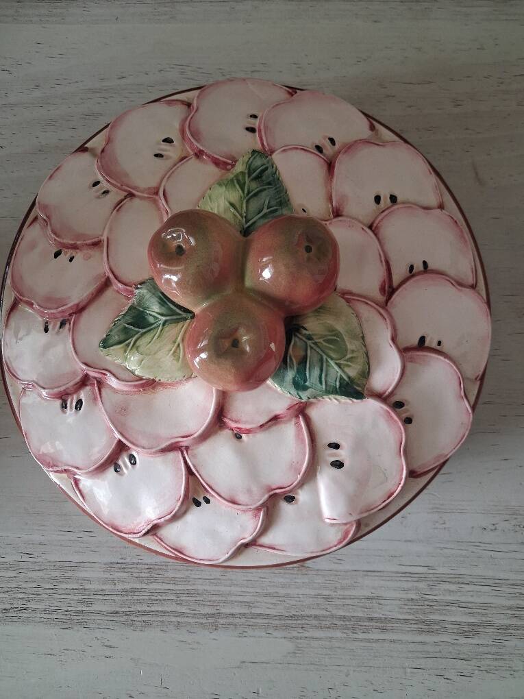 Pie dish / Tatin with a trompe-l'œil lid in slipware – Apple decoration