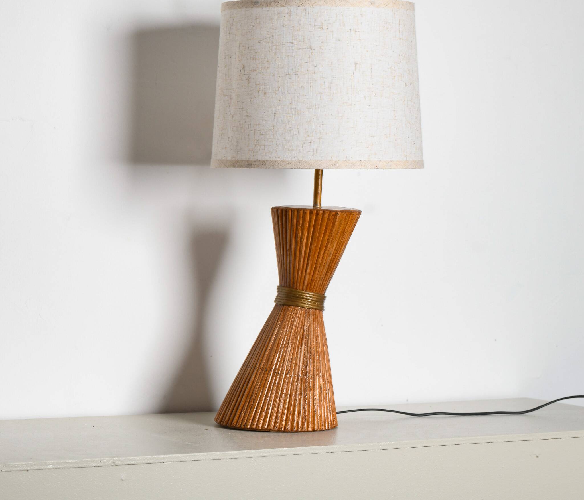 Lampe de table en rotin en forme de sablier