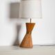 Lampe de table en rotin en forme de sablier