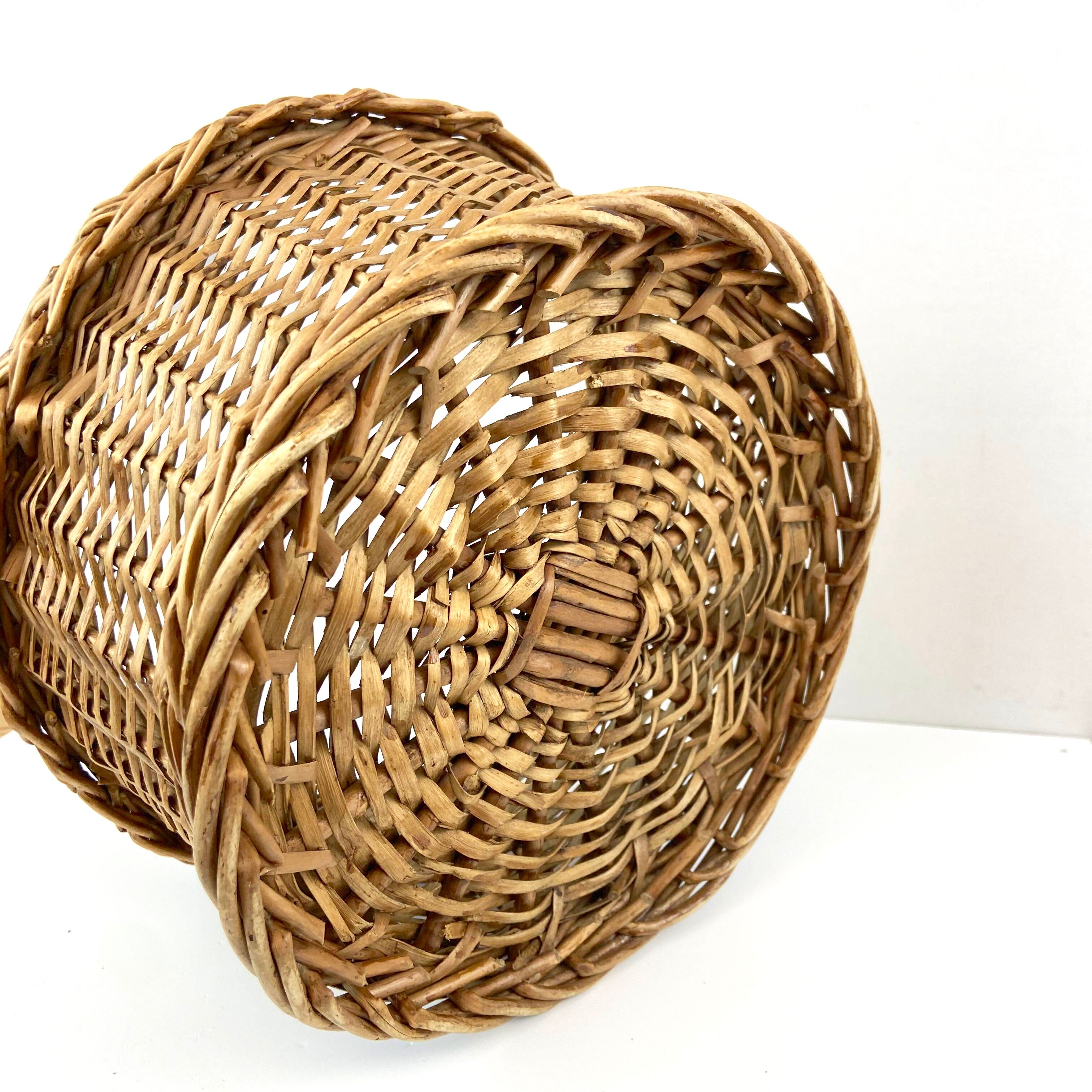 Old round braided basket - Diameter 29 cm