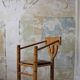 Chaise moine sculptée en chêne massif, Wabi Sabi, suédoise, début du 20ème siècle