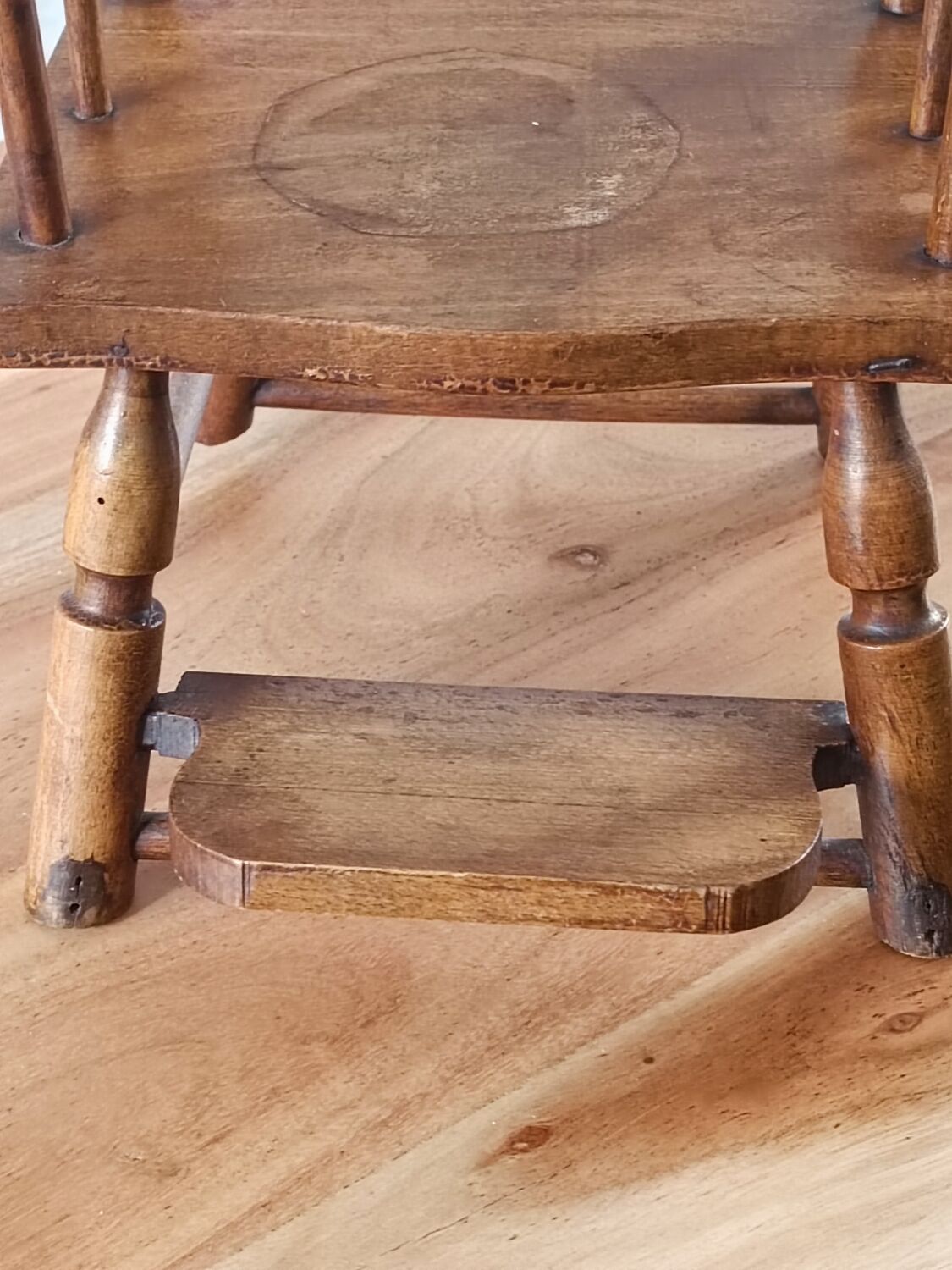 Chaise de poupée en bois