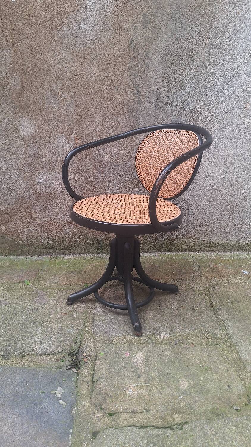 Thonet 5501 curved wooden armchair