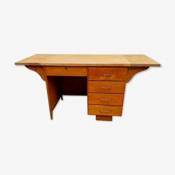 Vintage desk has 5 drawers