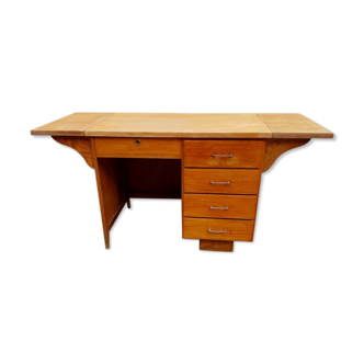 Vintage desk has 5 drawers
