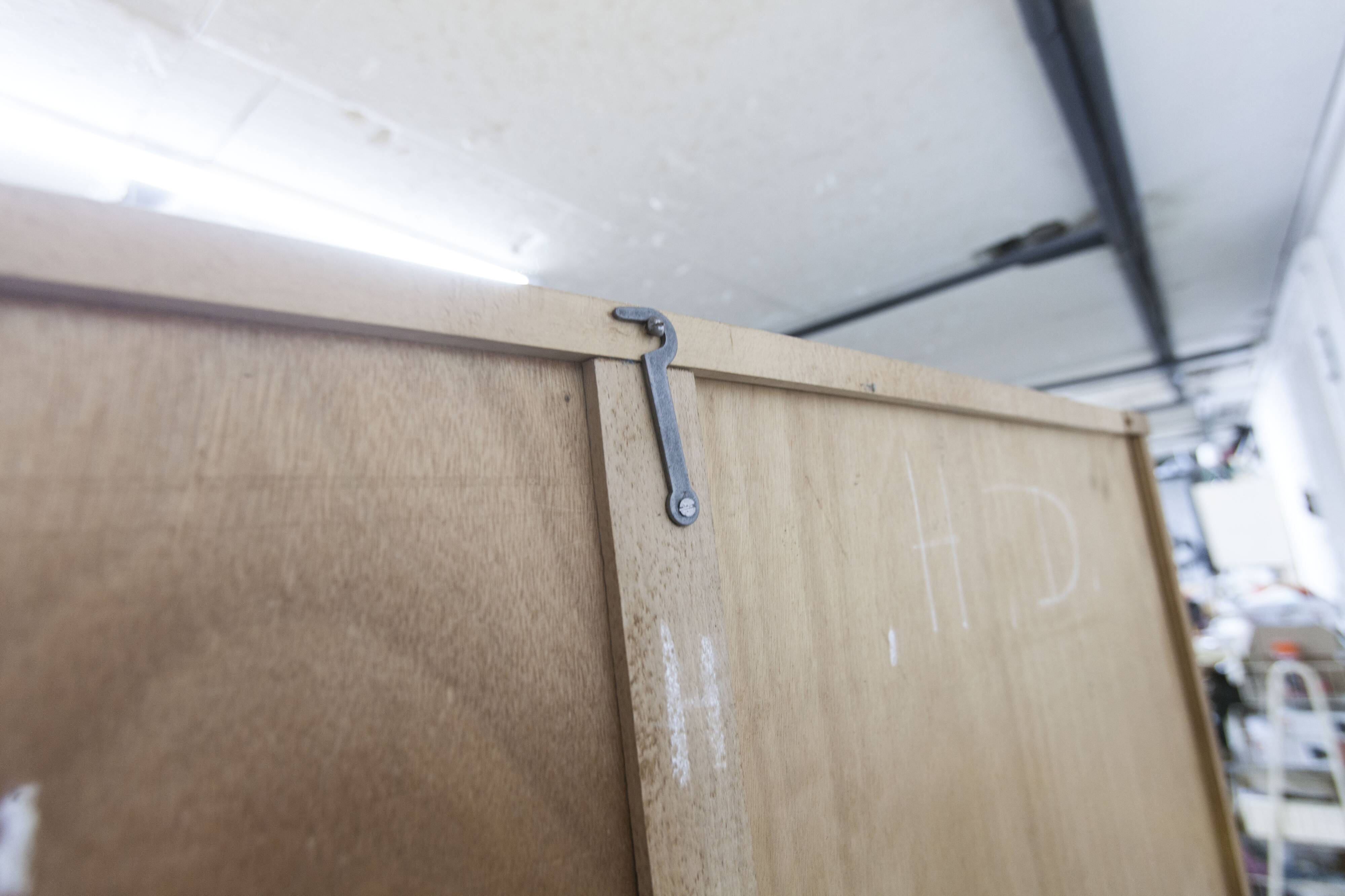 Armoire penderie 1950 pieds compas portes coulissantes plateau neuf