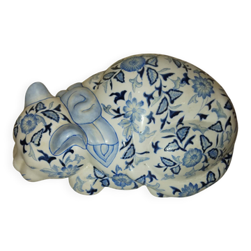Chat couché vintage en porcelaine blanc et bleu