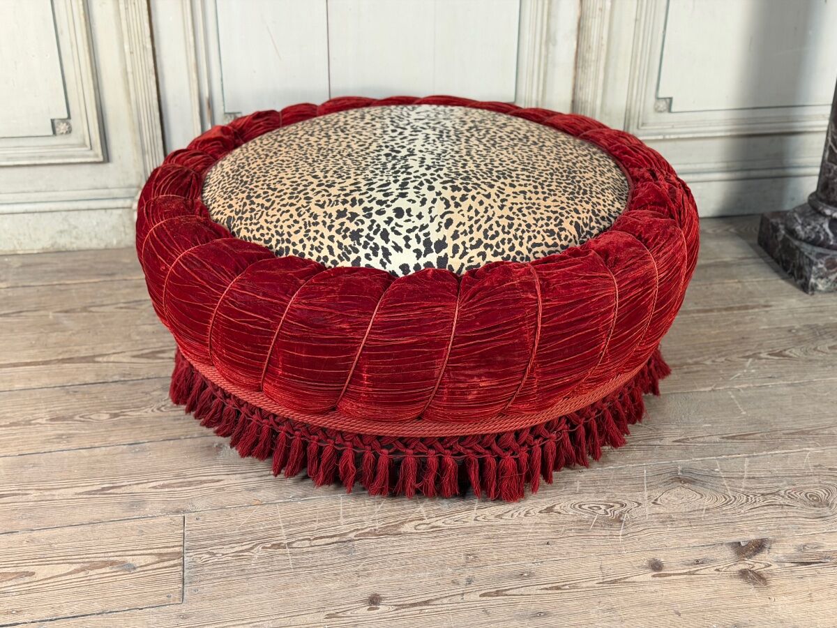 Large velvet pouf with trimmings, around 1880