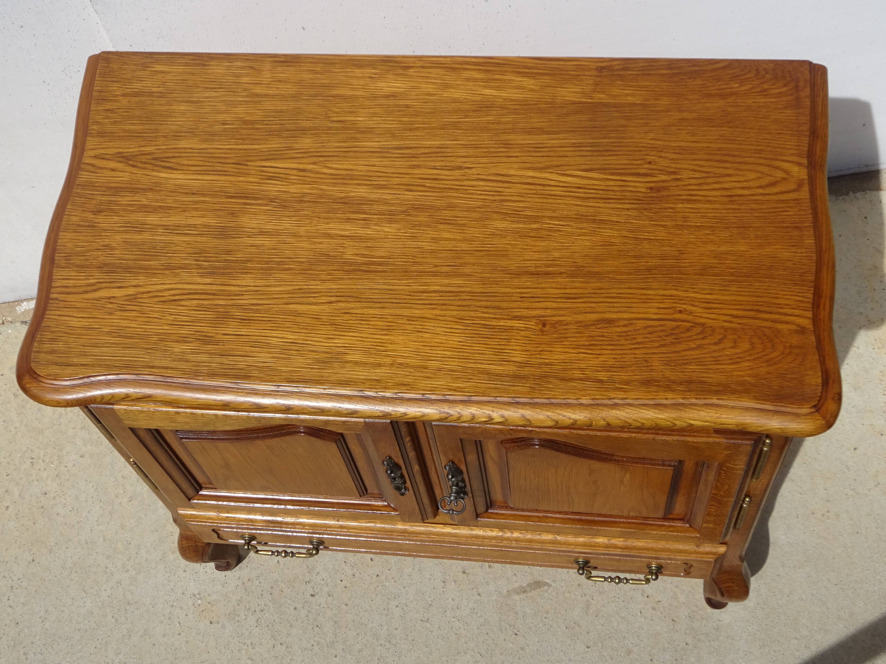 Oak TV unit with a rotating top