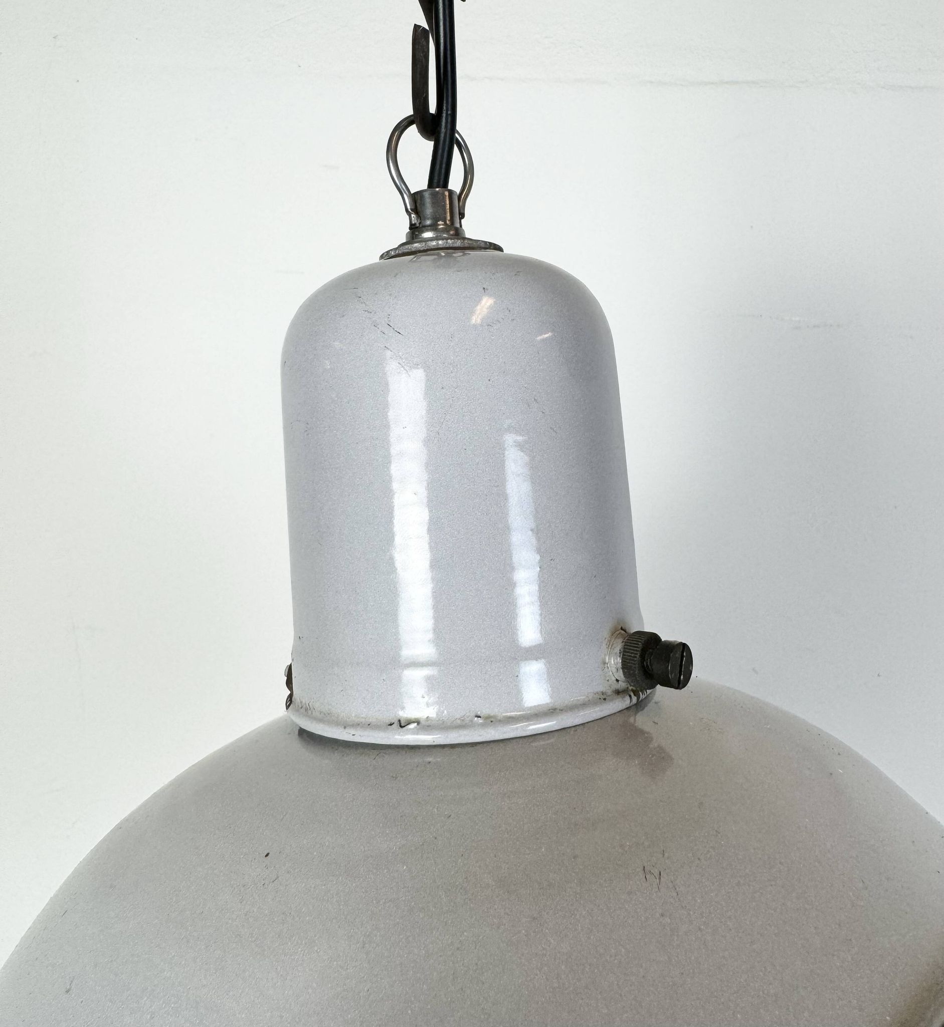 Lampe à suspension industrielle en émail gris, années 1960