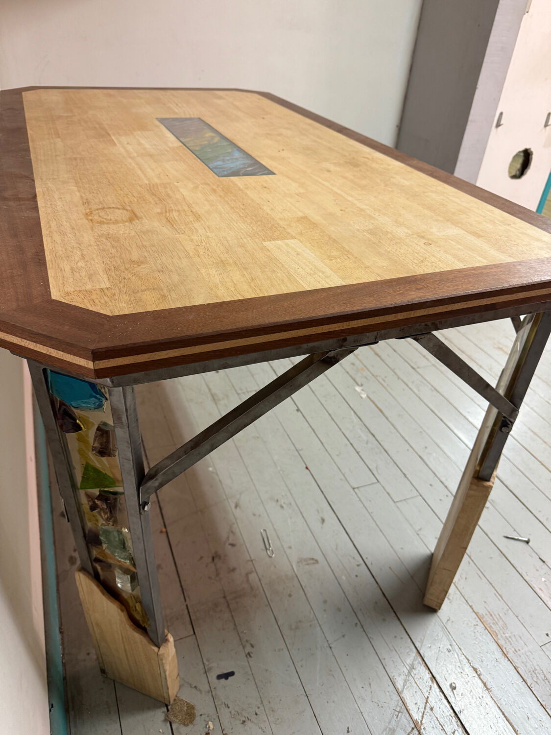 Bureau, table en bois, fer forgé et vitraux