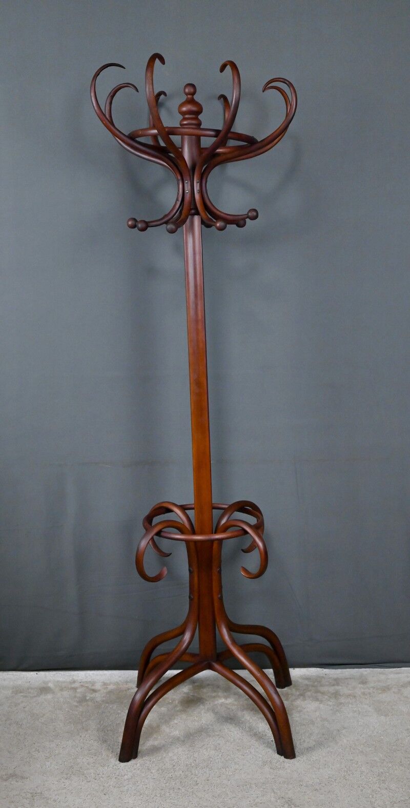 Large curved beech coat rack in the Thonet style – early 20th century