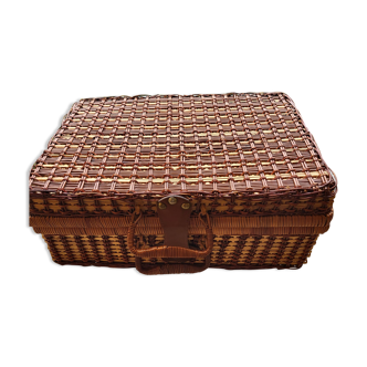 Picnic suitcase in wicker and blue gingham