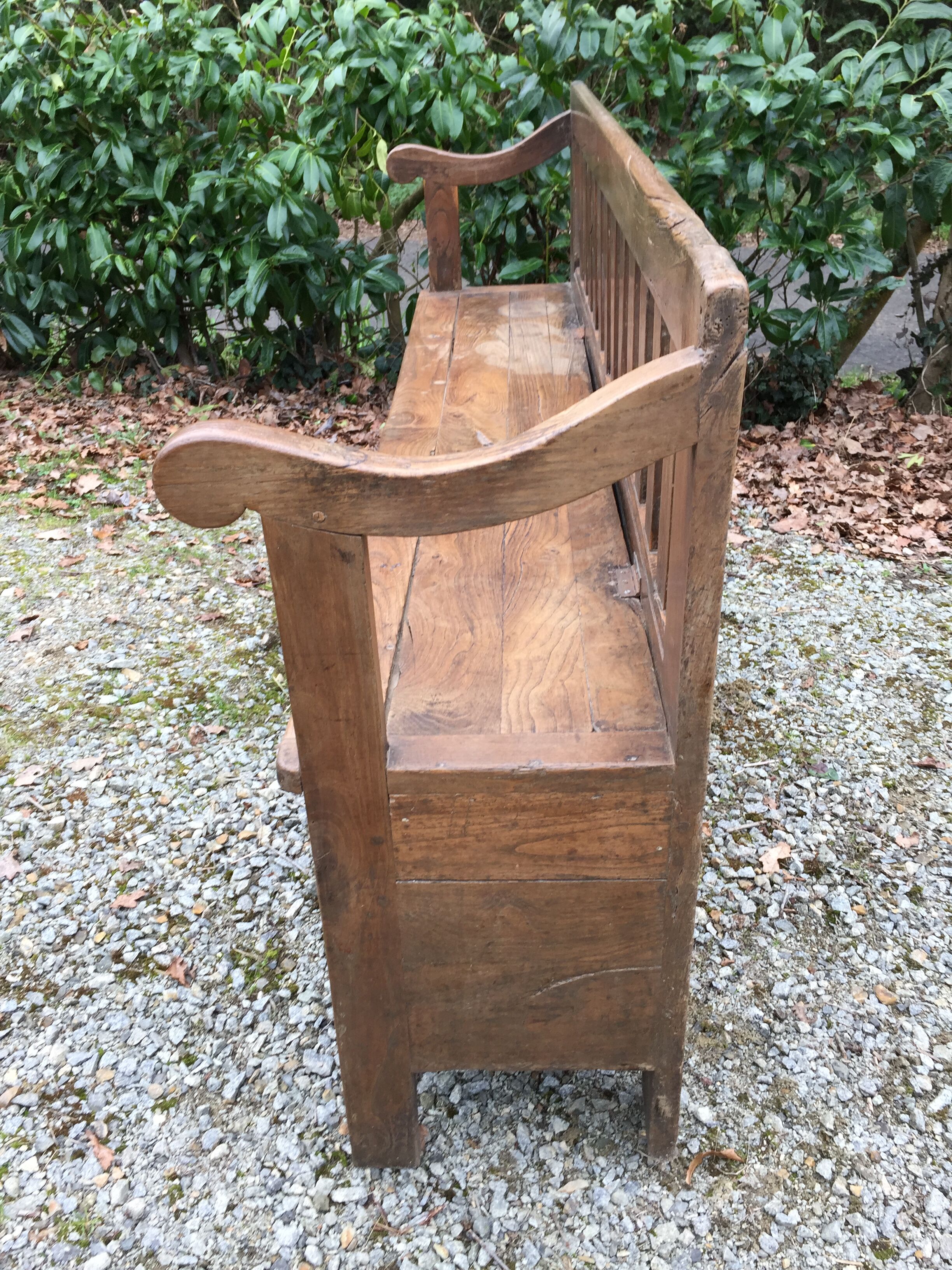 Bench chest paneled in chestnut region Brittany ( Plouay dept. 56 )