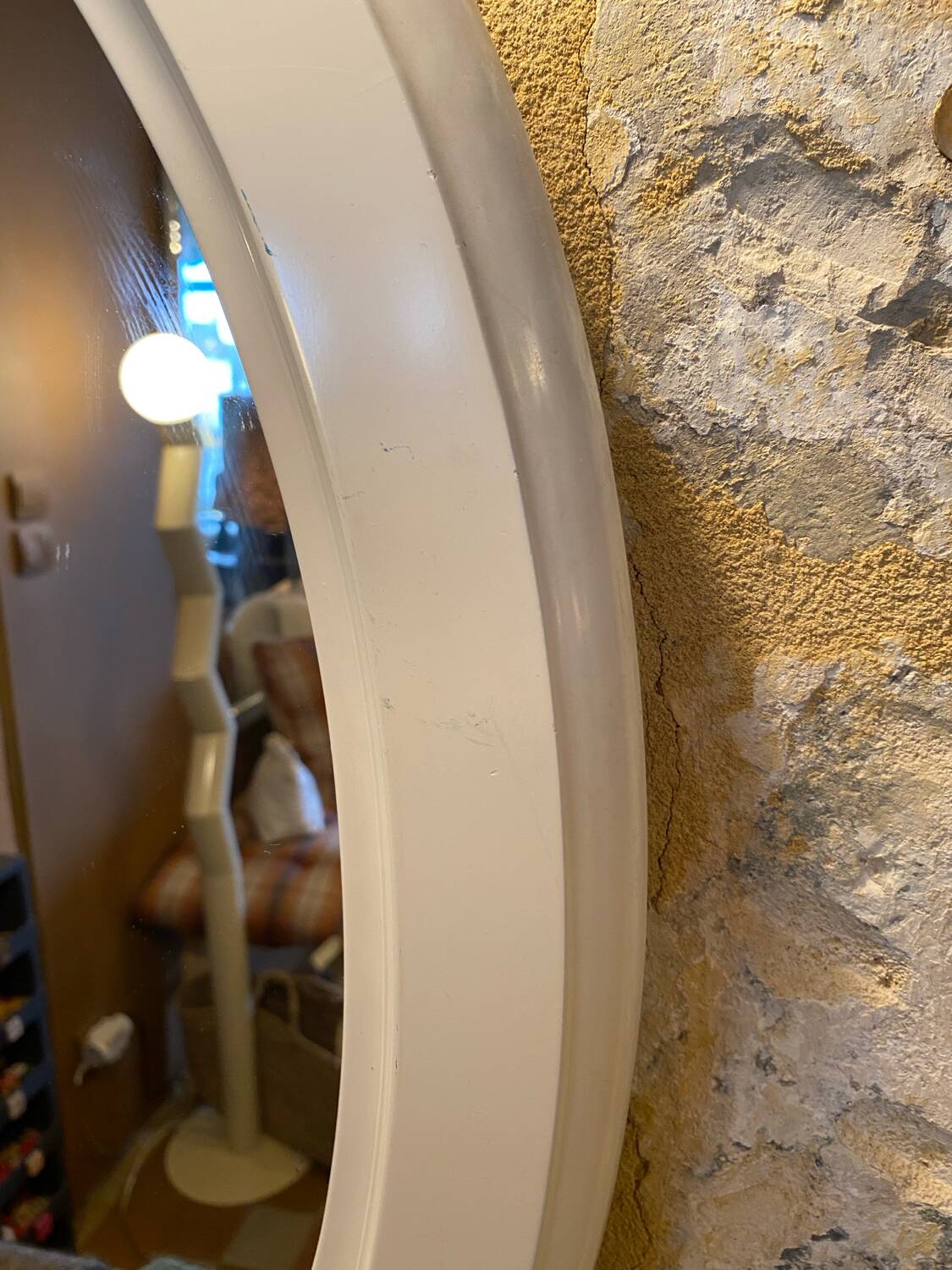 Oval mirror in white wood