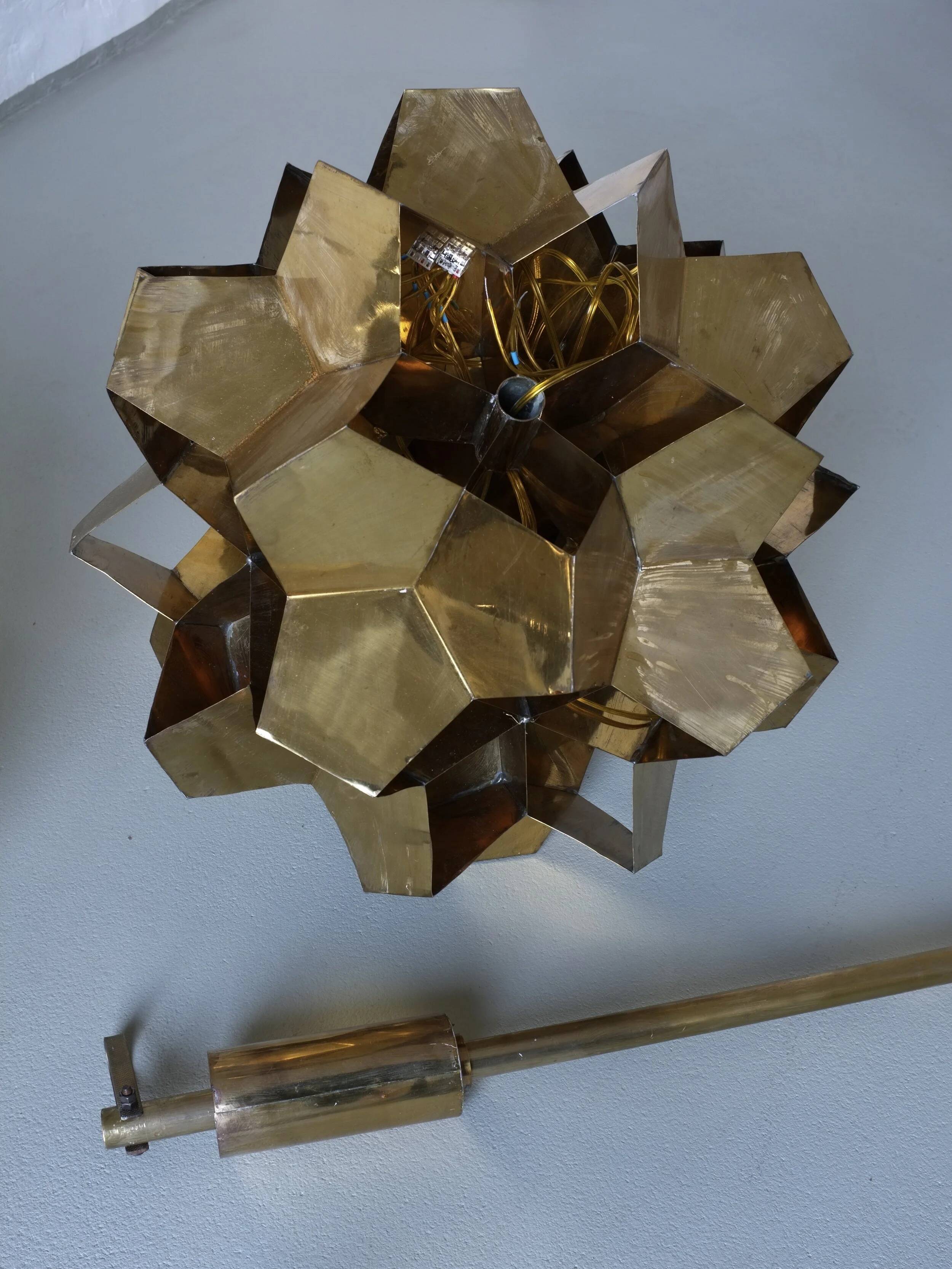 Lustre origami brutaliste en laiton, Lettonie années 1970