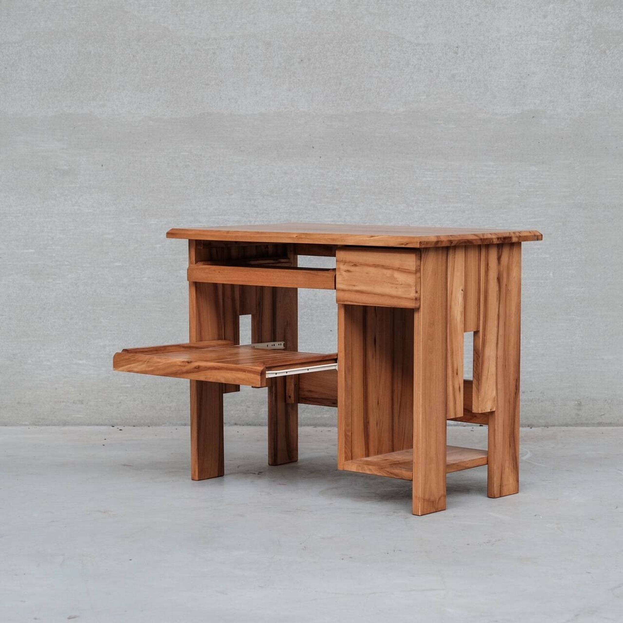 Petit bureau français du milieu du siècle en bois