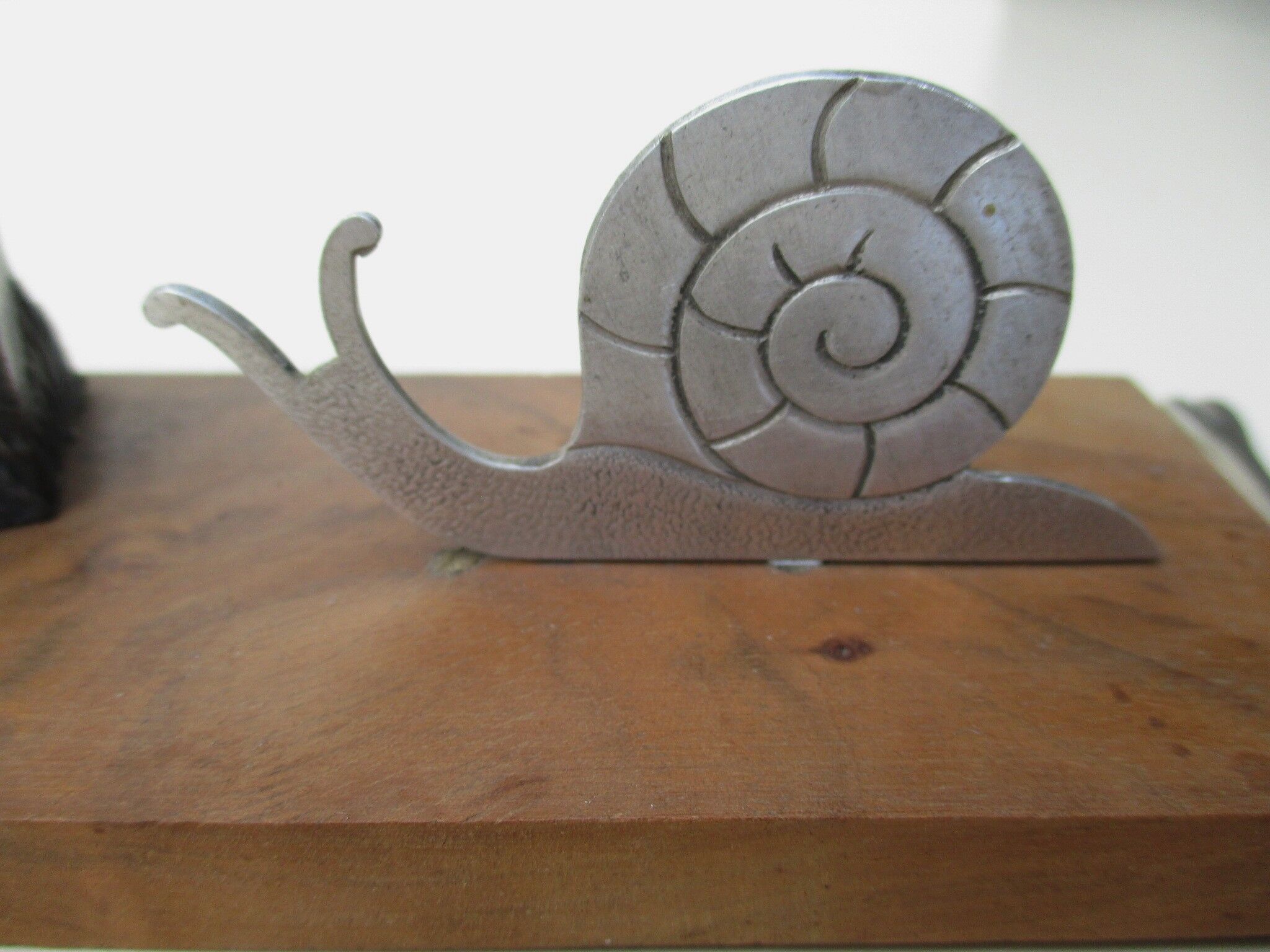 Cado brand snail piques door