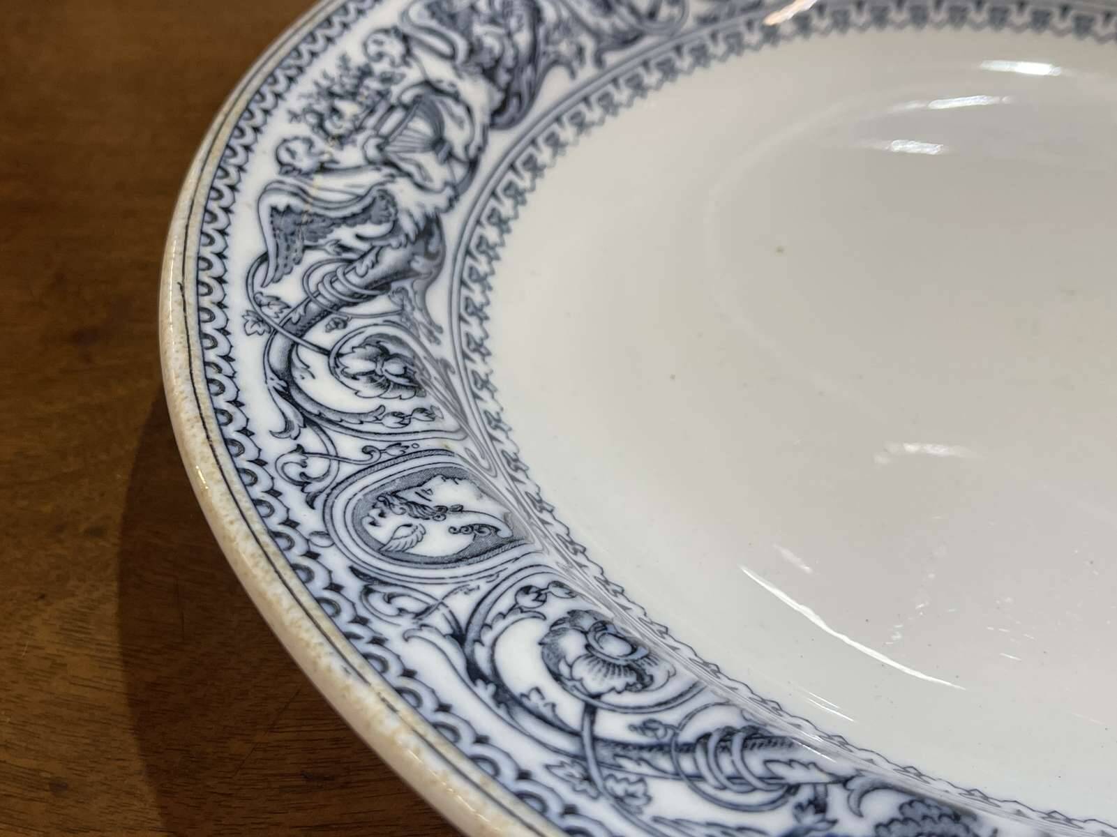 Plat rond creux en porcelaine anglaise Minton, modèle Florentine