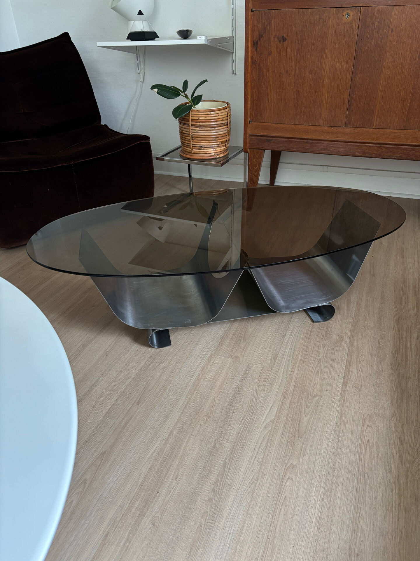 Table basse en verre fumé et chromé style François Monnet