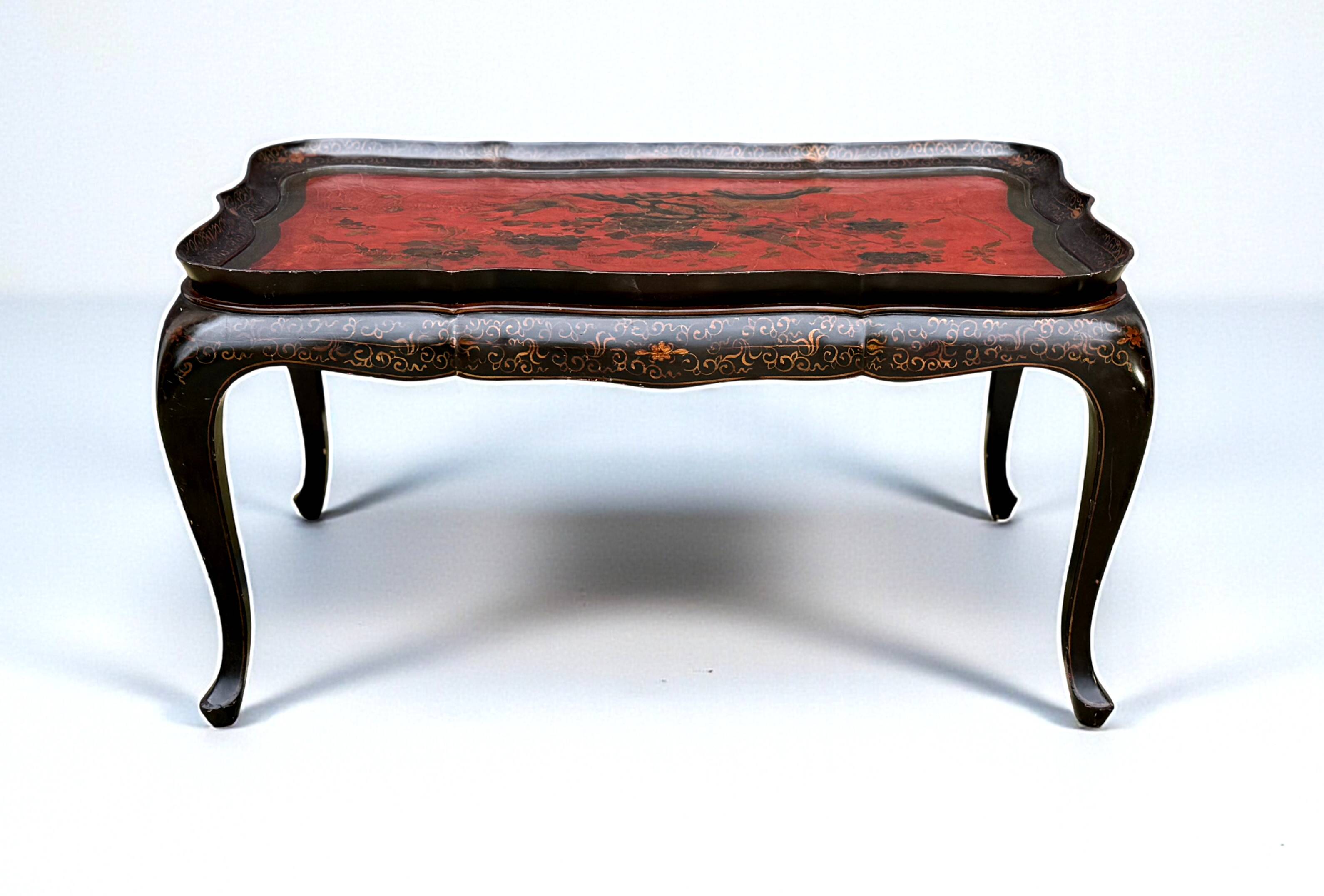 Low table in chinese black and red lacquer from the 19th century with independent tray