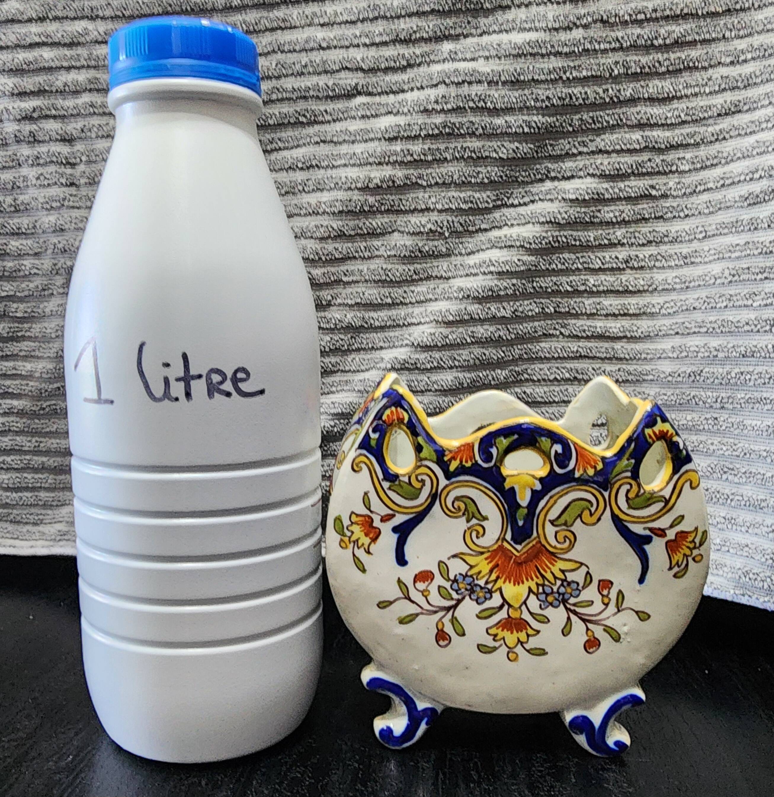 Vintage cache-pot planter in hand-painted earthenware.