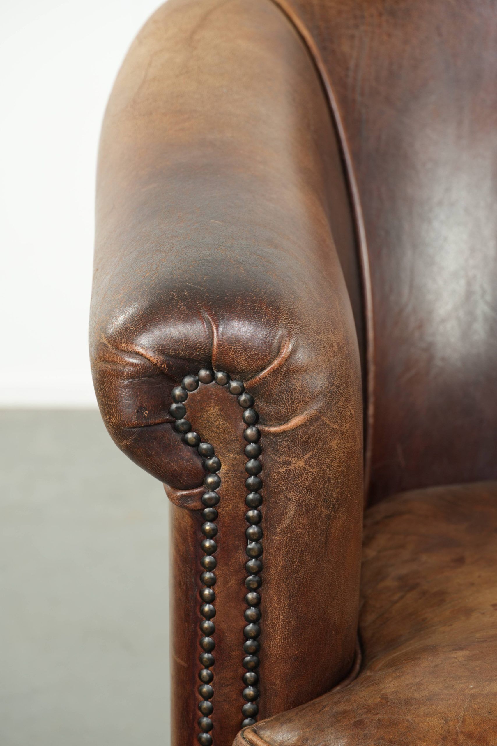 Fauteuil club en cuir de mouton vintage