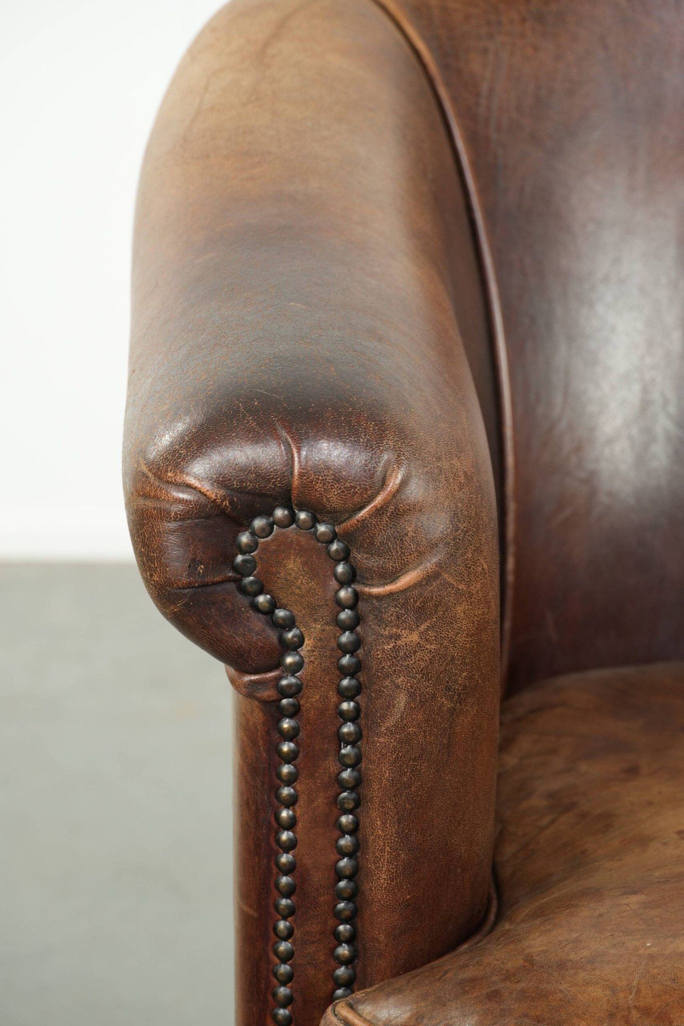 Fauteuil club en cuir de mouton vintage