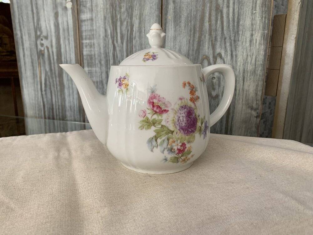 Cream porcelain coffee pot with multicoloured pastel floral decoration CT Karl Tielsch, Germany 1940s.