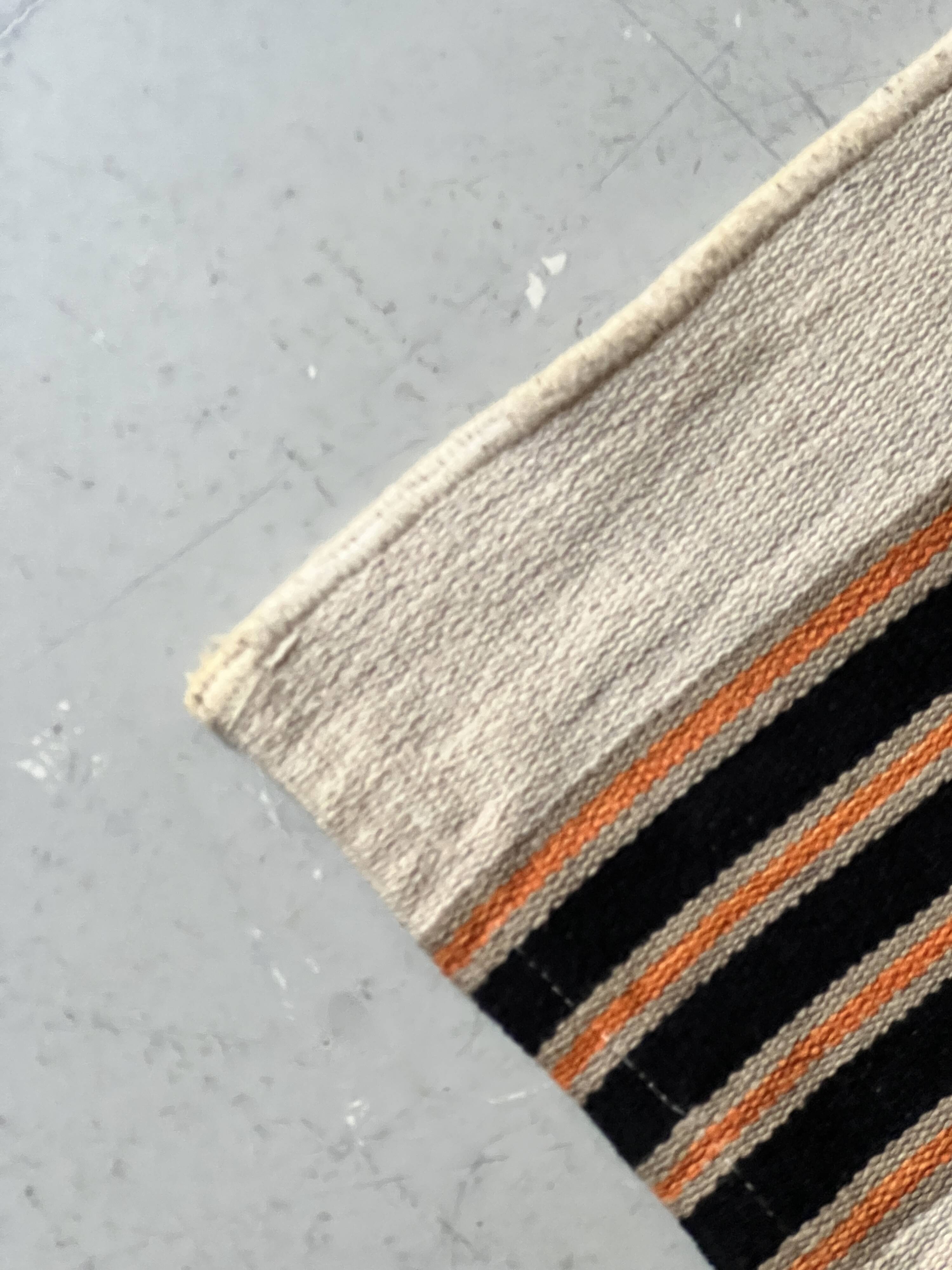 Tapis Killim 100% coton rayé beige / noir / orange