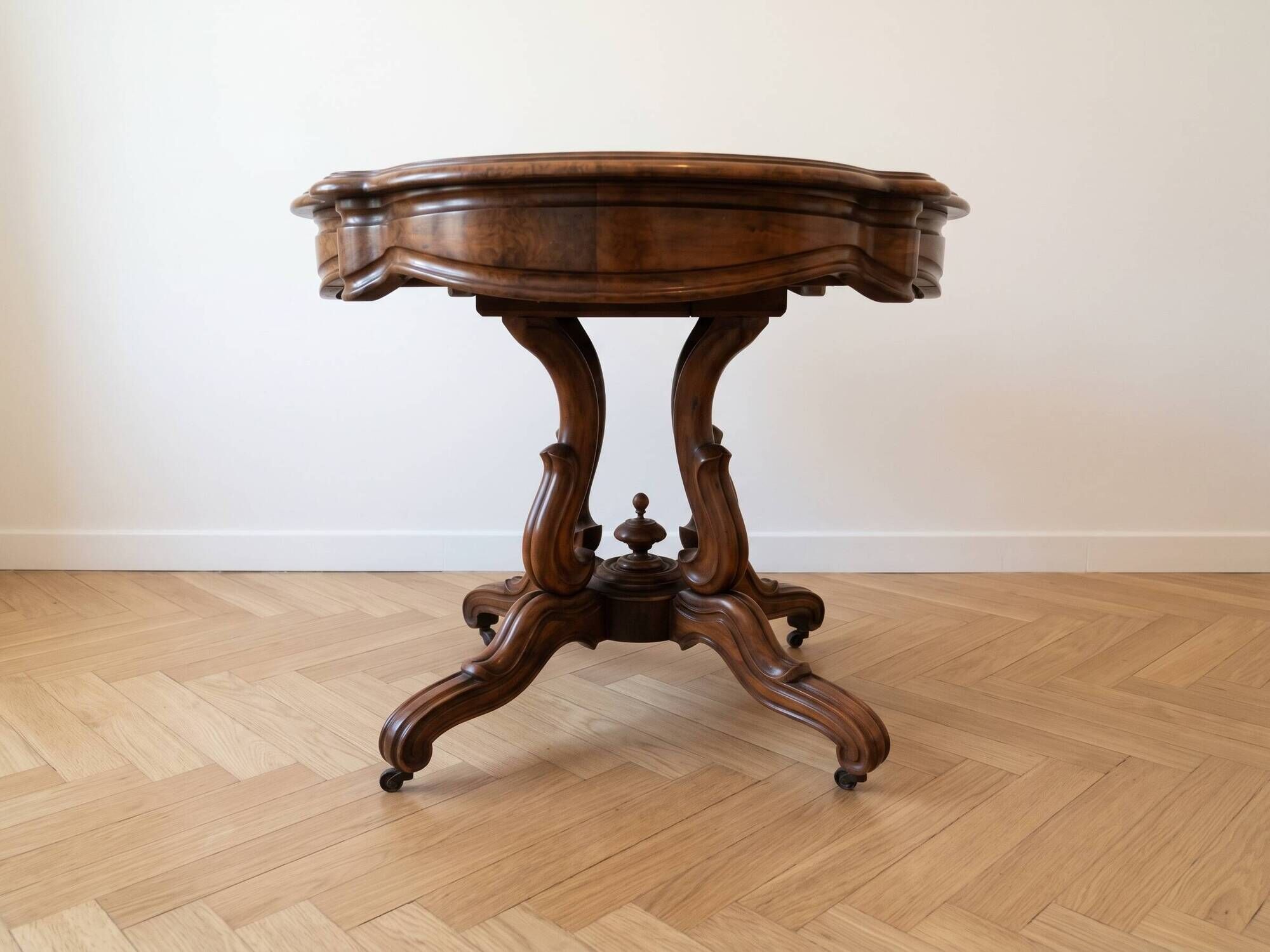 Table basse ovale en ronce de noyer style Classique