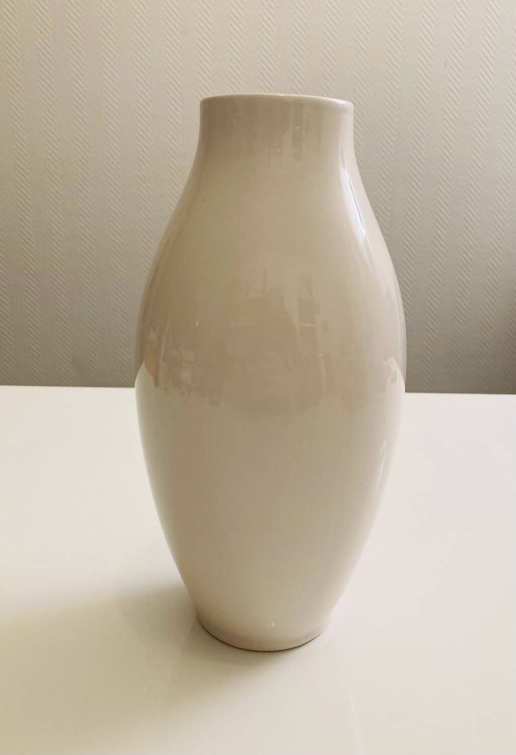 Vase à motif floral en faïence de Lunéville