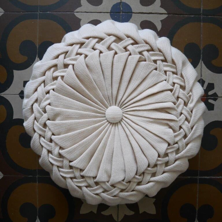 Set of 2 pleated round cushions