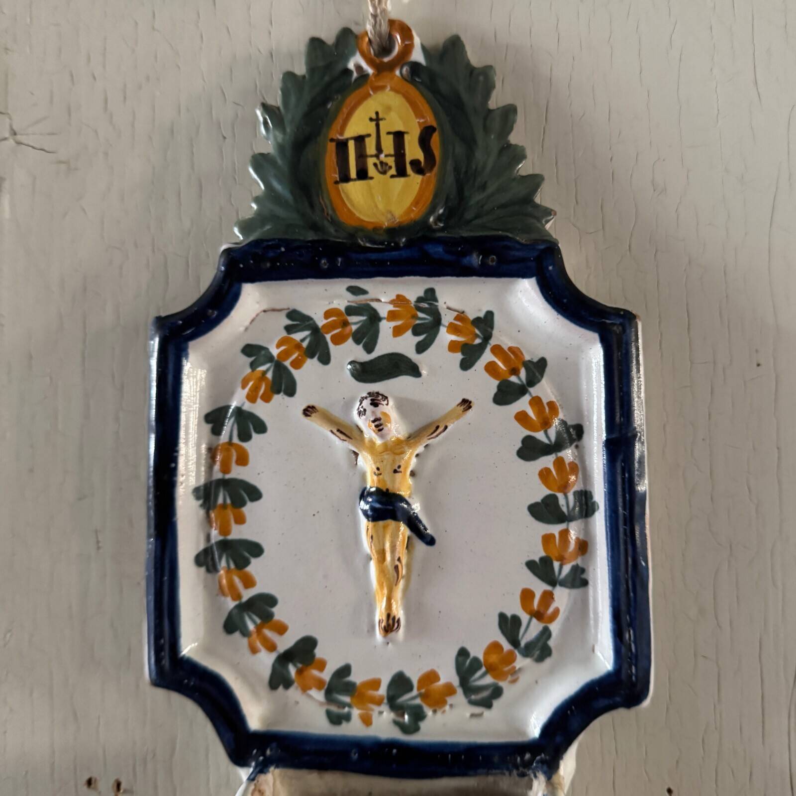 Bénitier en faïence de Nevers XVIIIe