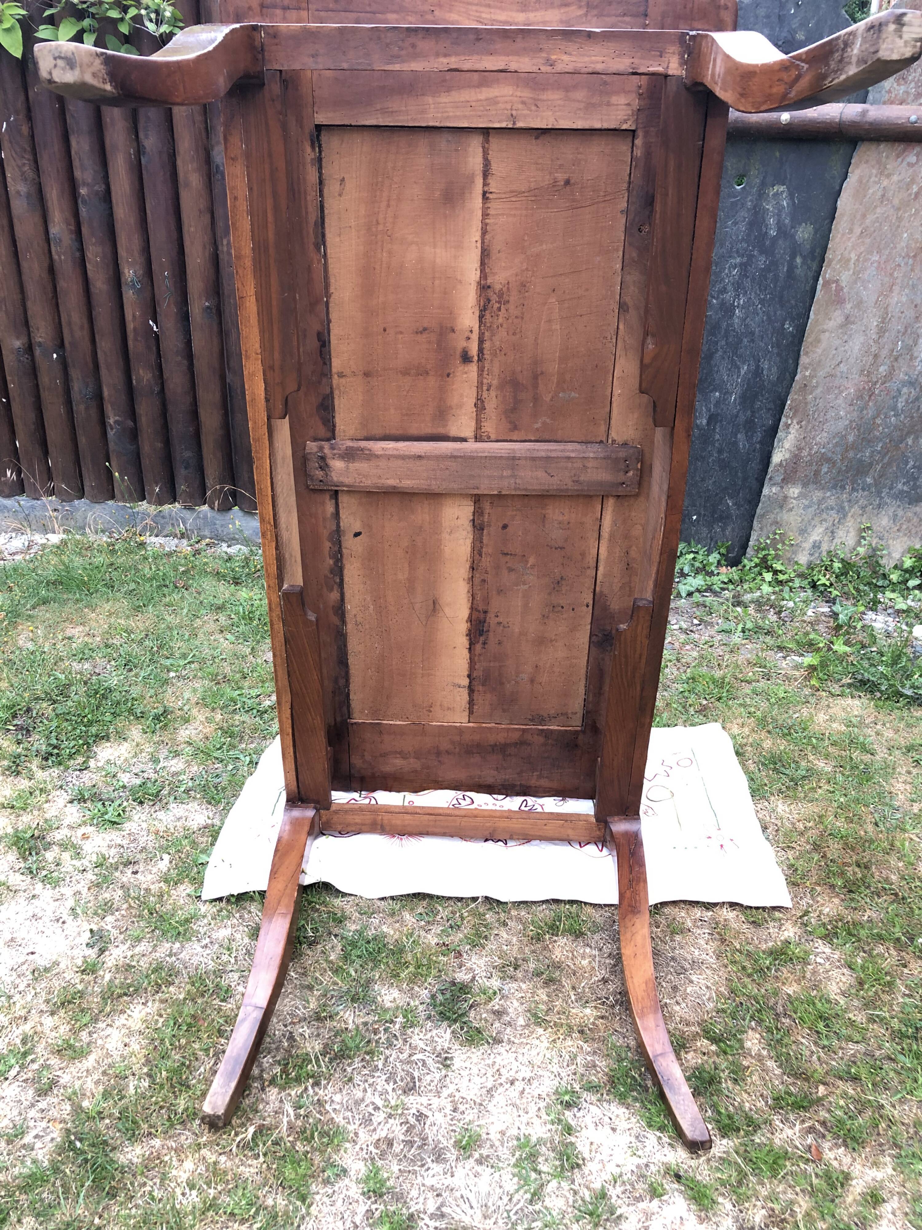 Table de ferme ancienne de style Louis XV à piétement dit pied biche en cerisier massif à 2 tiroirs