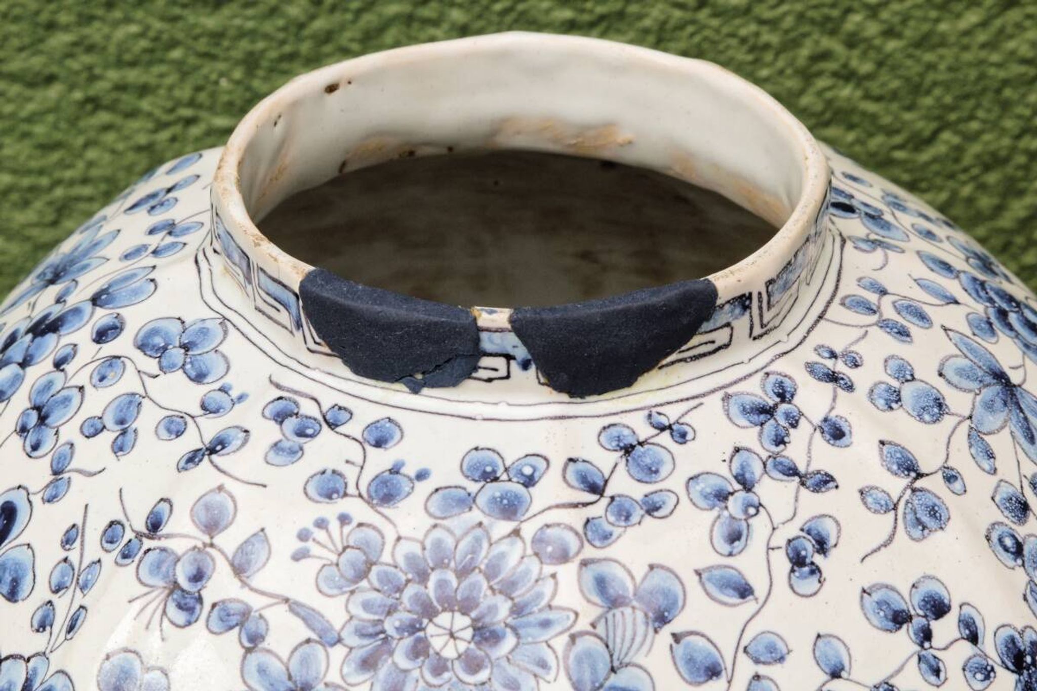 Pair of covered vases, Delft, 18th century, Willem Van der Kool