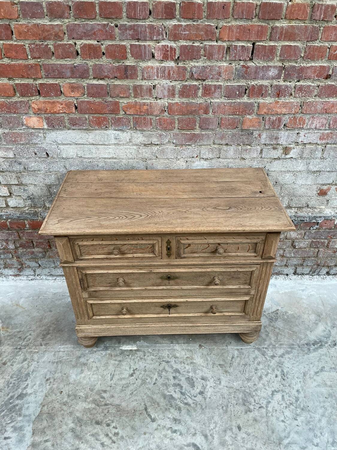 Commode en chêne blanchi avec 4 tiroirs