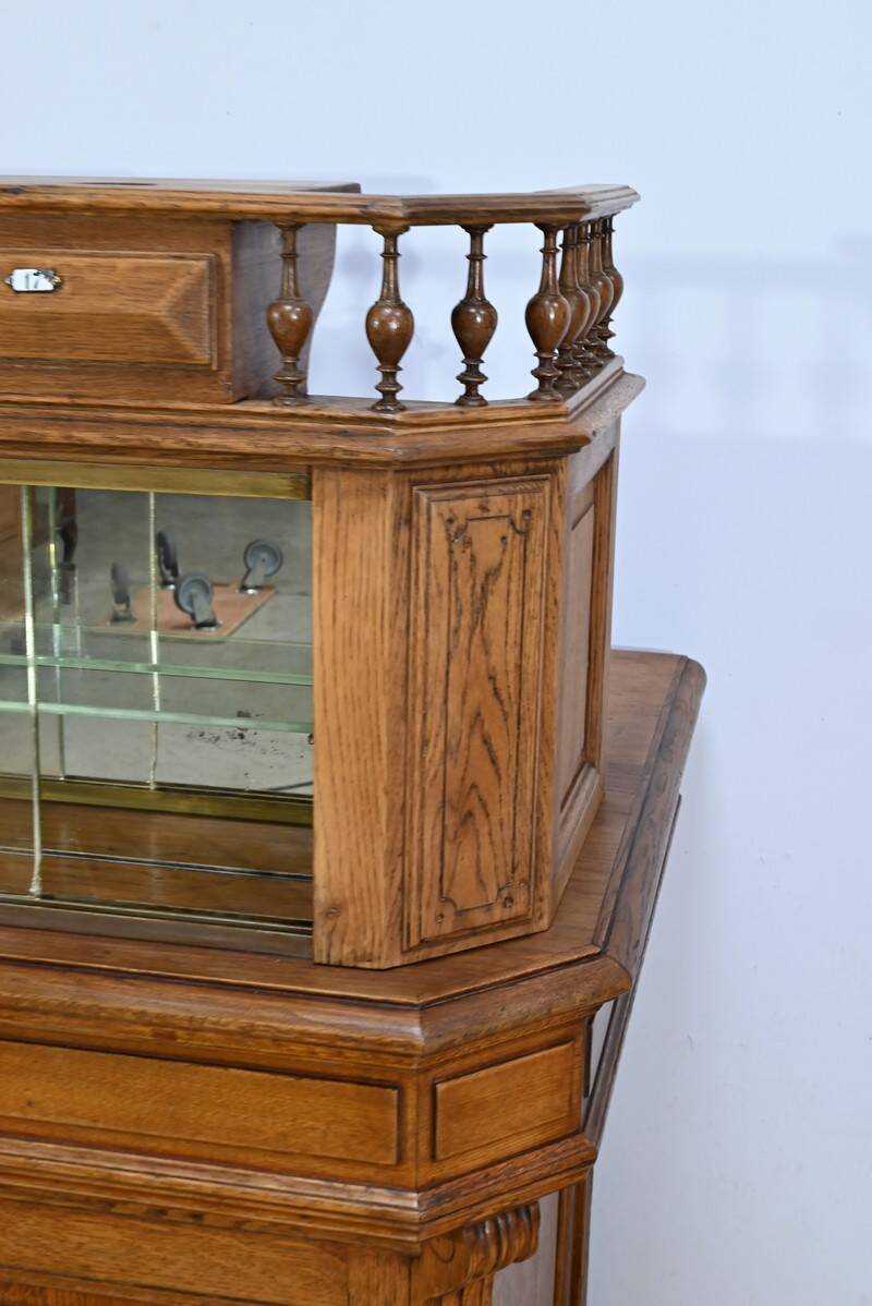 Oak apothecary counter – 1920