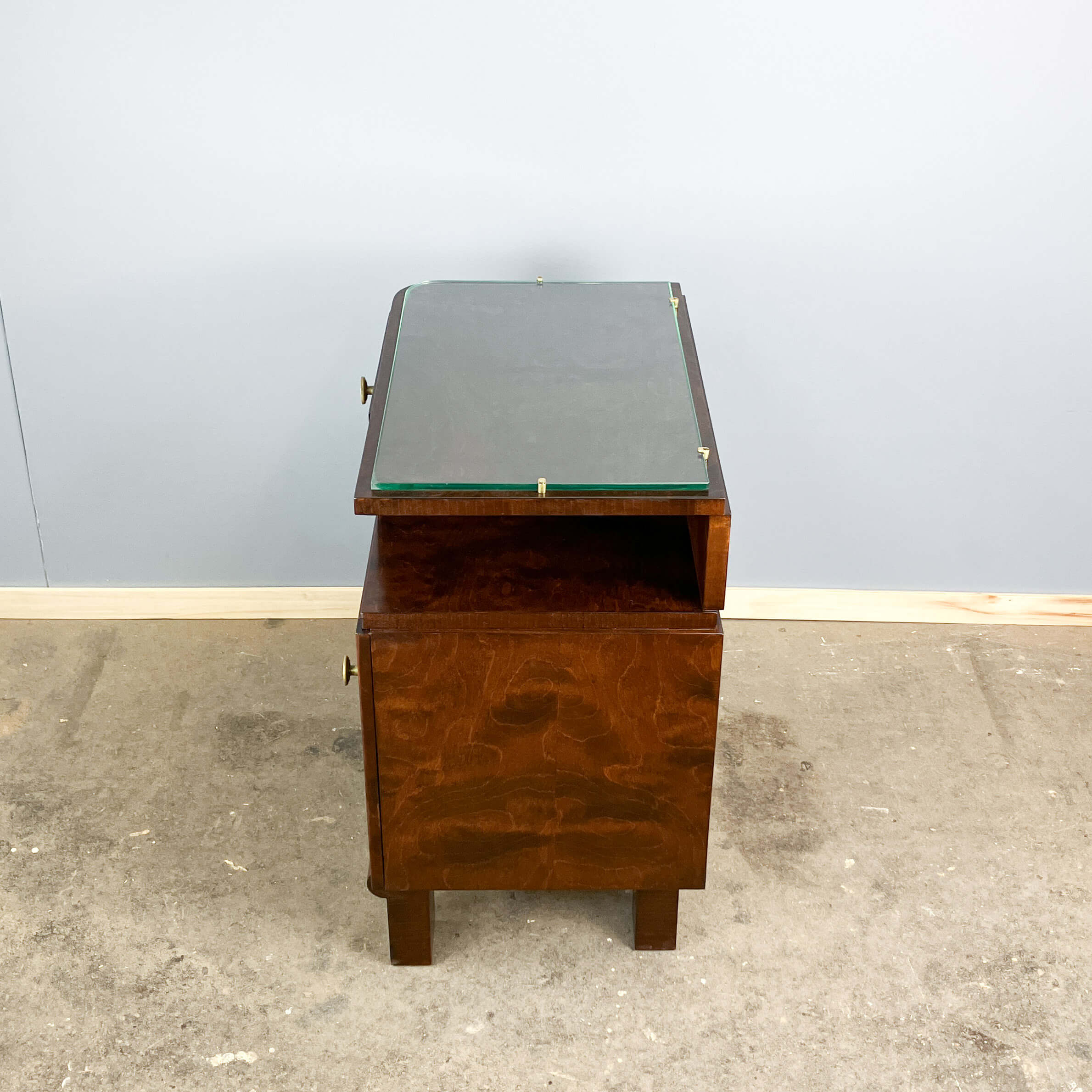 Tables de chevet Art Déco, bois de noyer avec plateaux en verre, années 1930