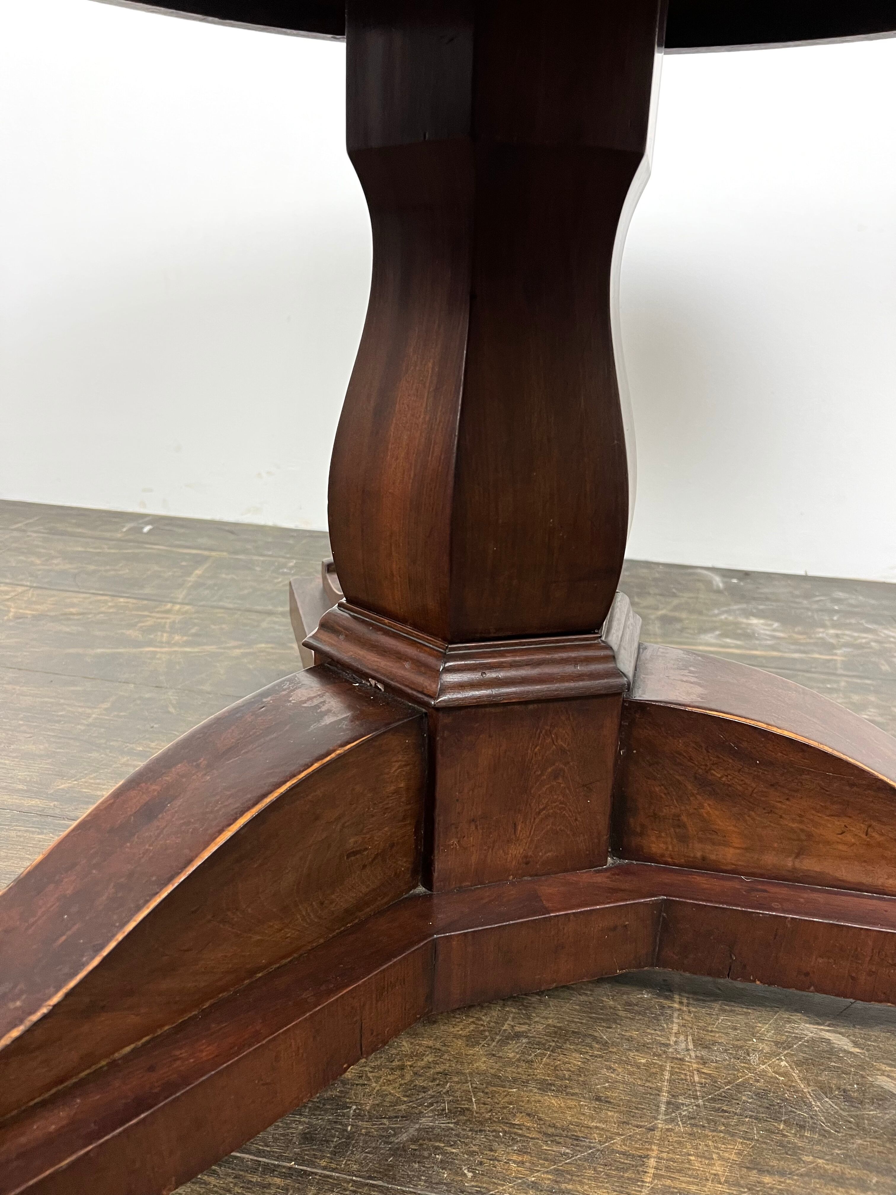 Mahogany center table Biedemeier