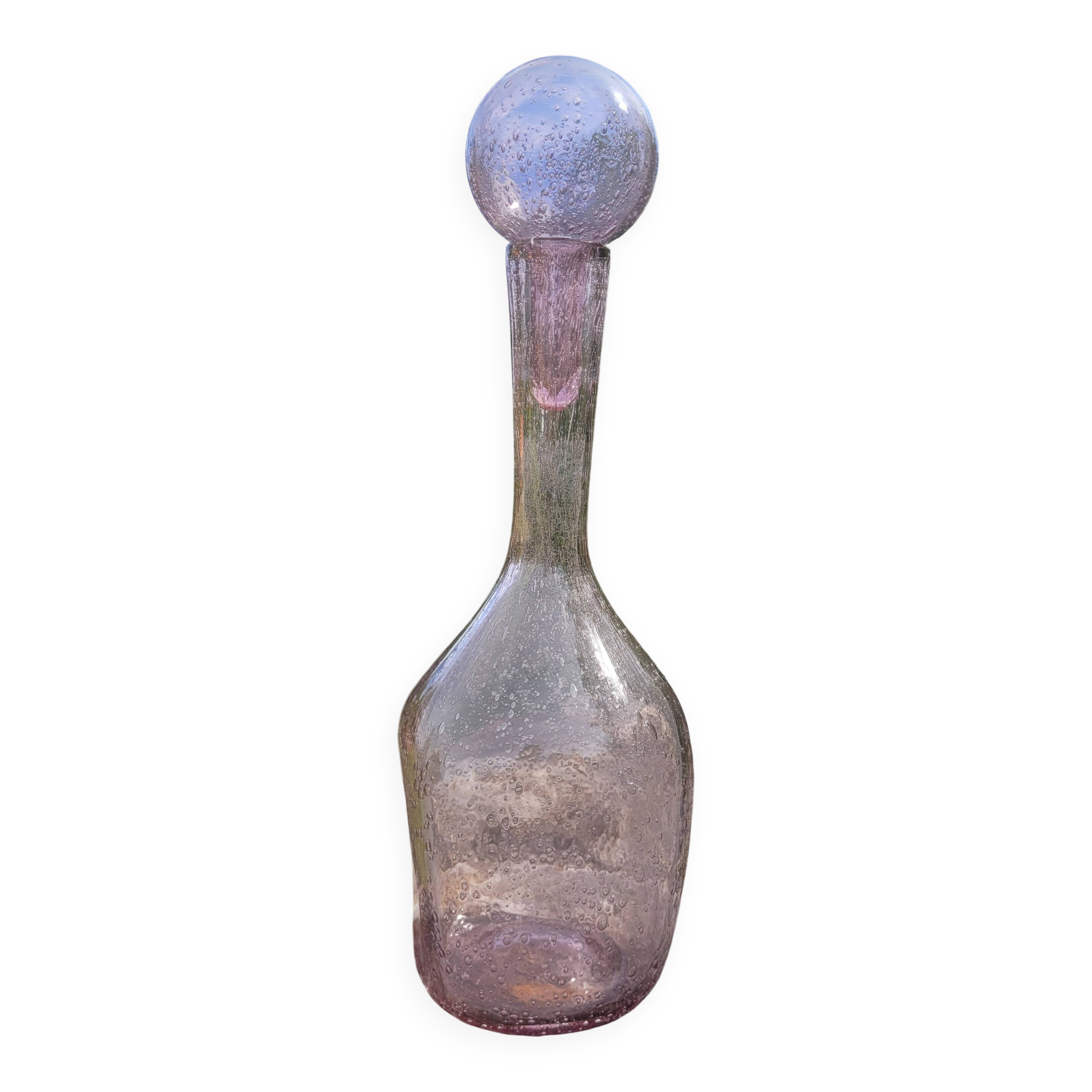 Bouteille en verre soufflé bullé, style verrerie Biot.