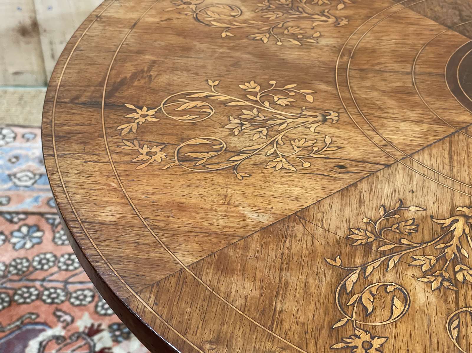 Pedestal table XIXth in walnut and marquetry