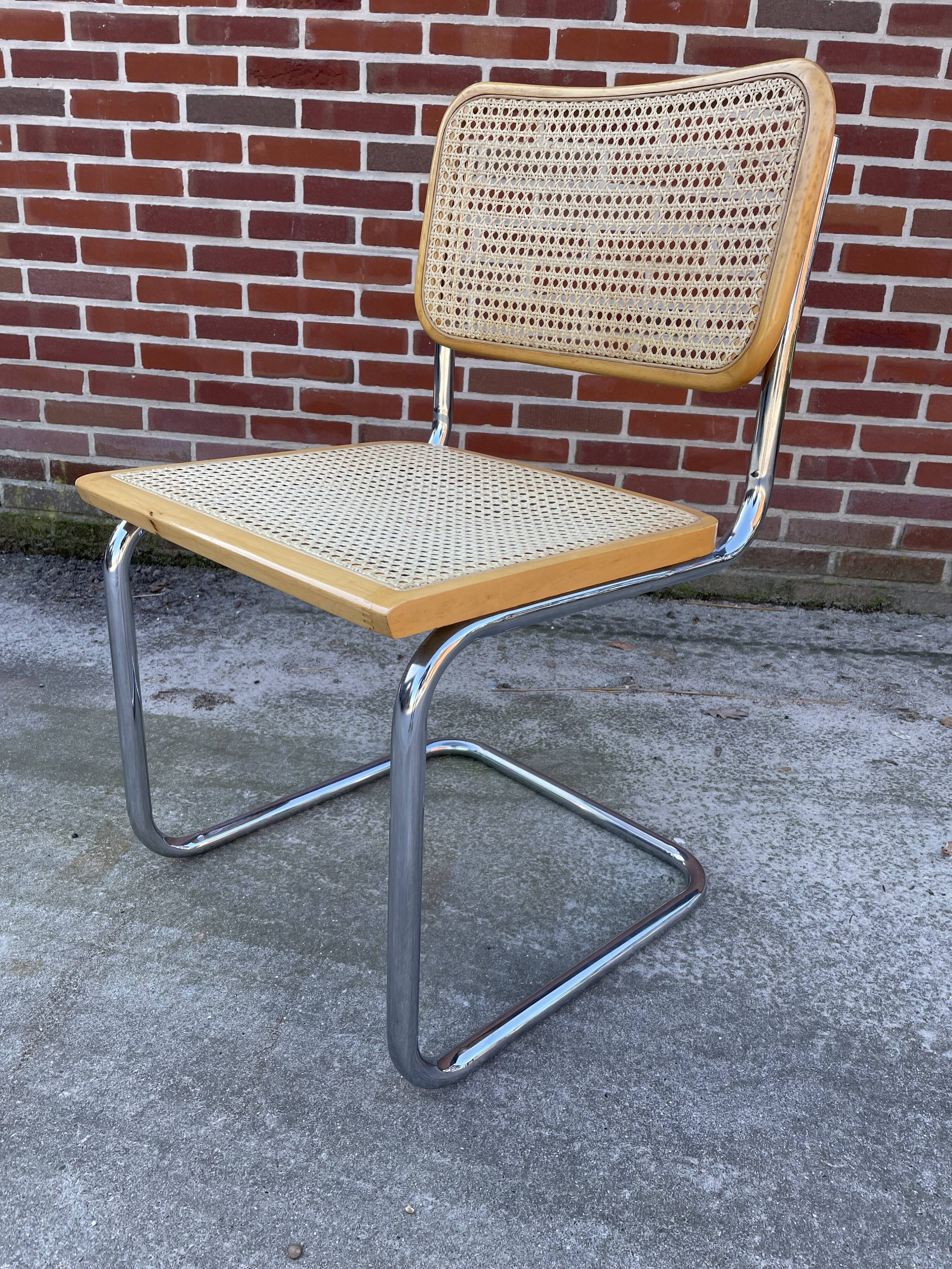Chaise design Cesca modèle b32 en chrome
