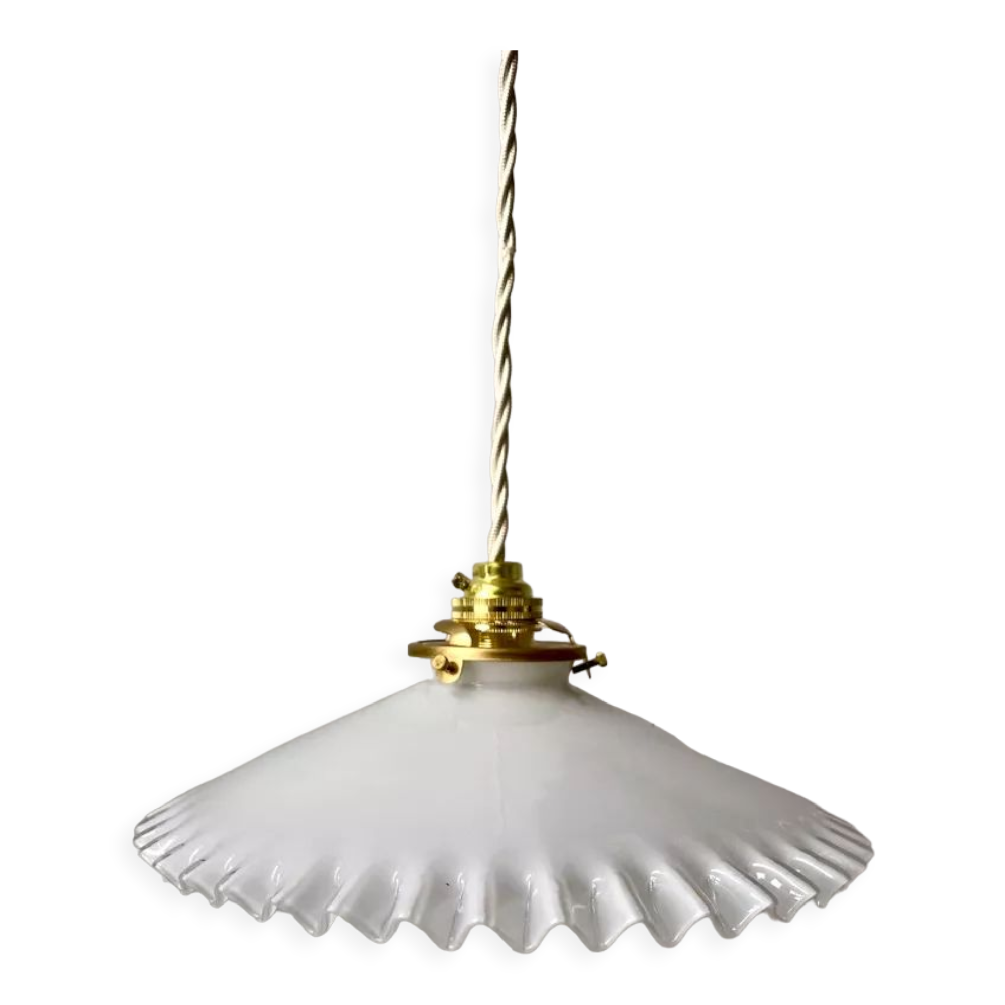 Suspension en opaline dentelée début XXème