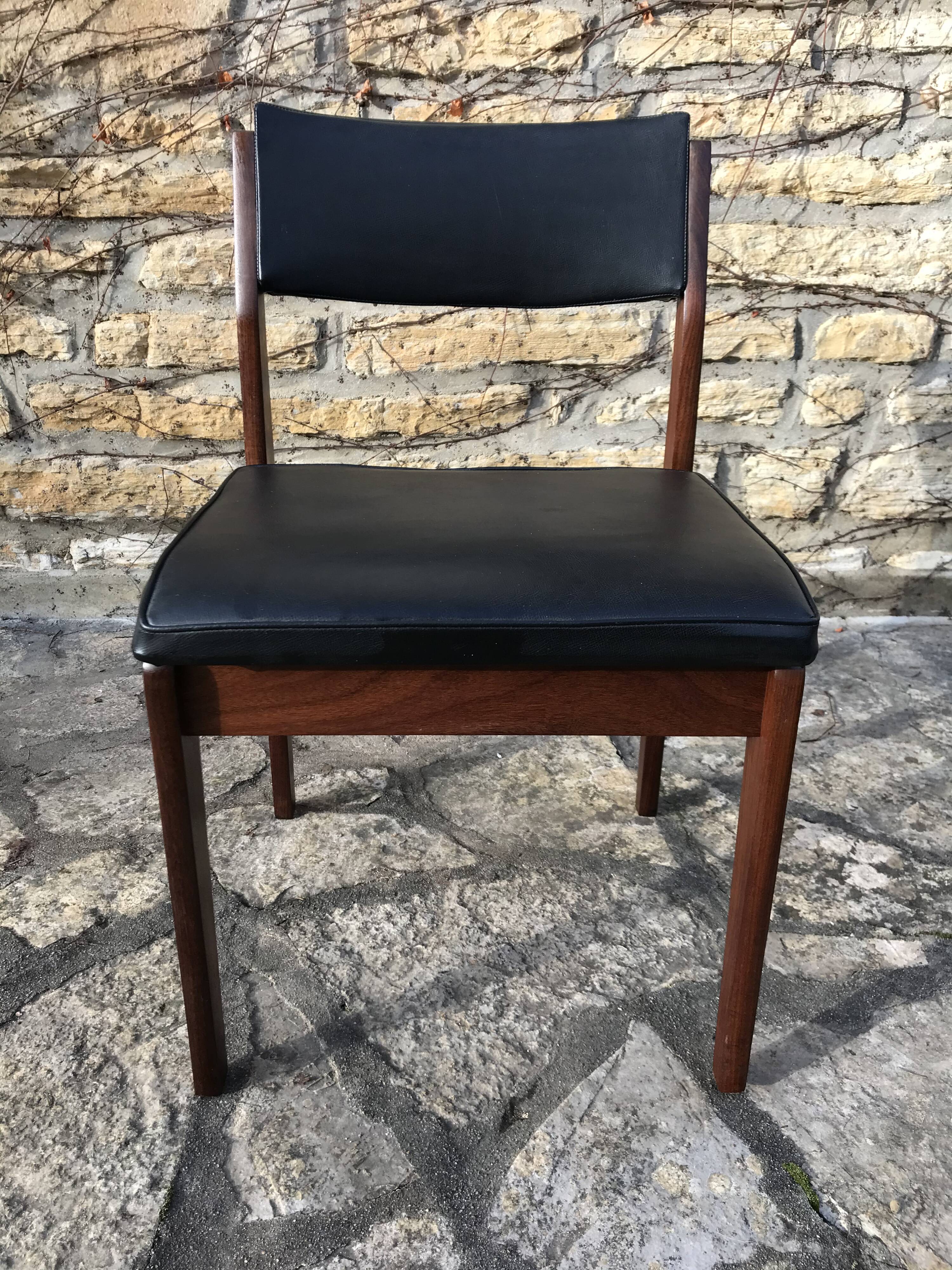 Chaise en bois et skaï