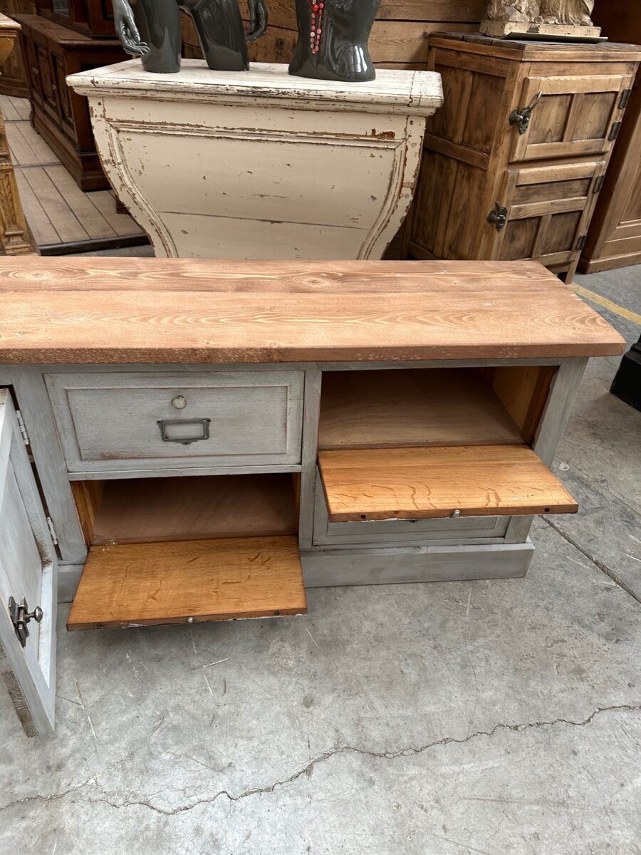 Ancien meuble de métier transformé en meuble télé