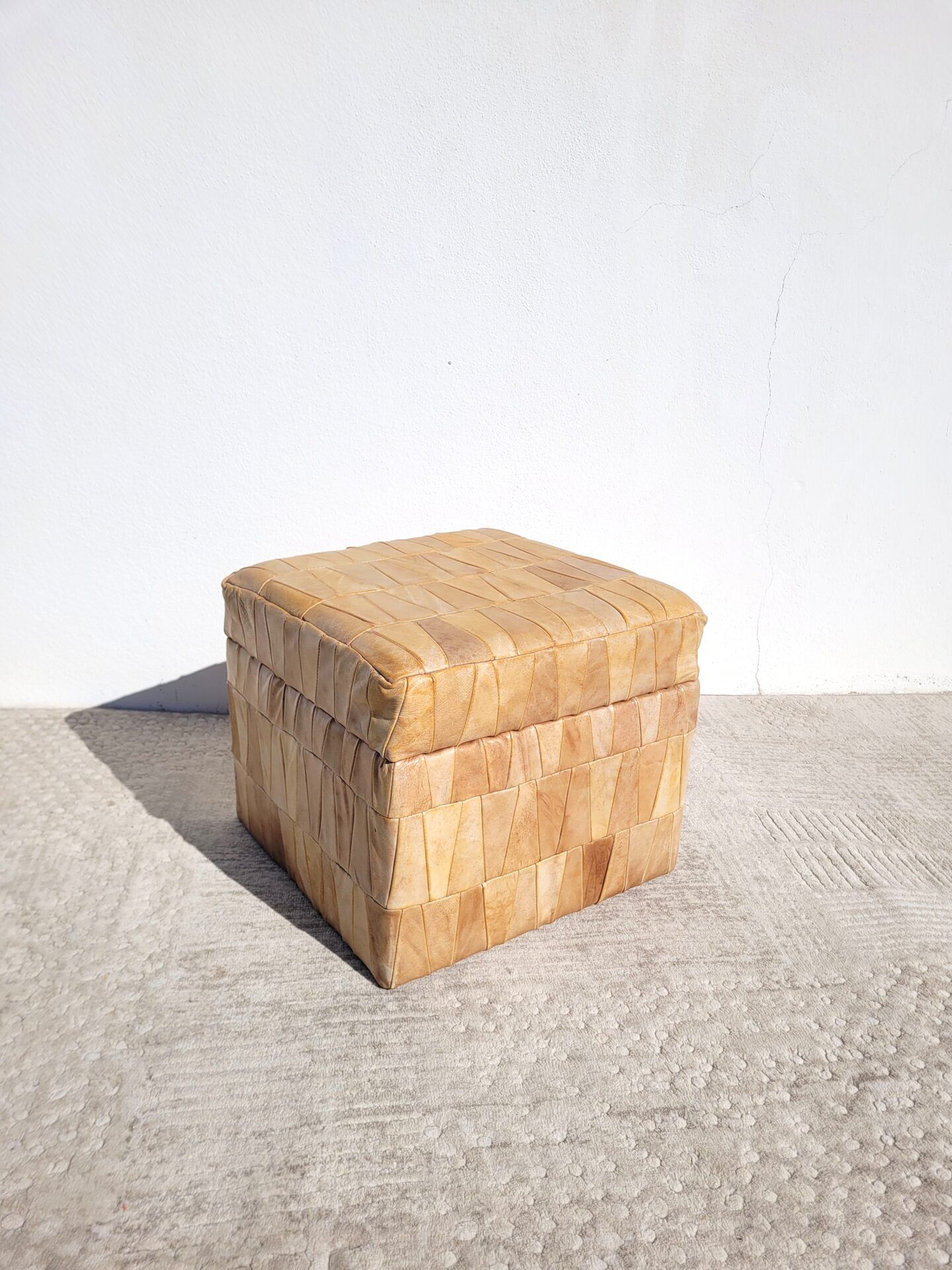 Pouf coffre façon en patchwork de cuir beige de Sede
