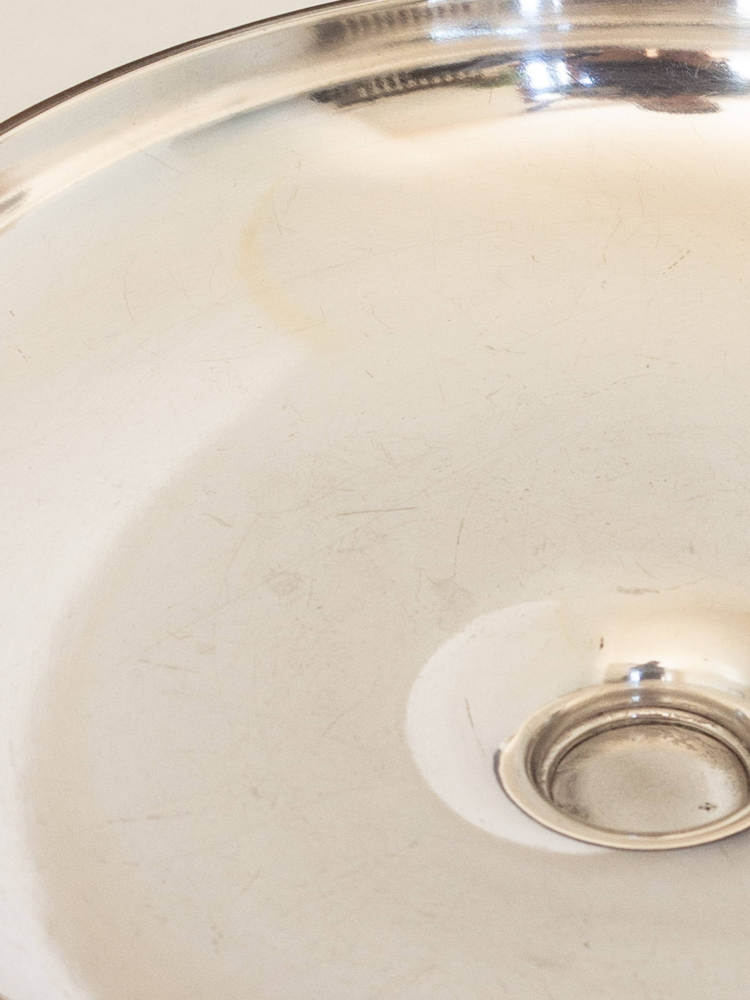 Servant, Cup on foot in white alloy metal, 1st quarter of the 20th century.