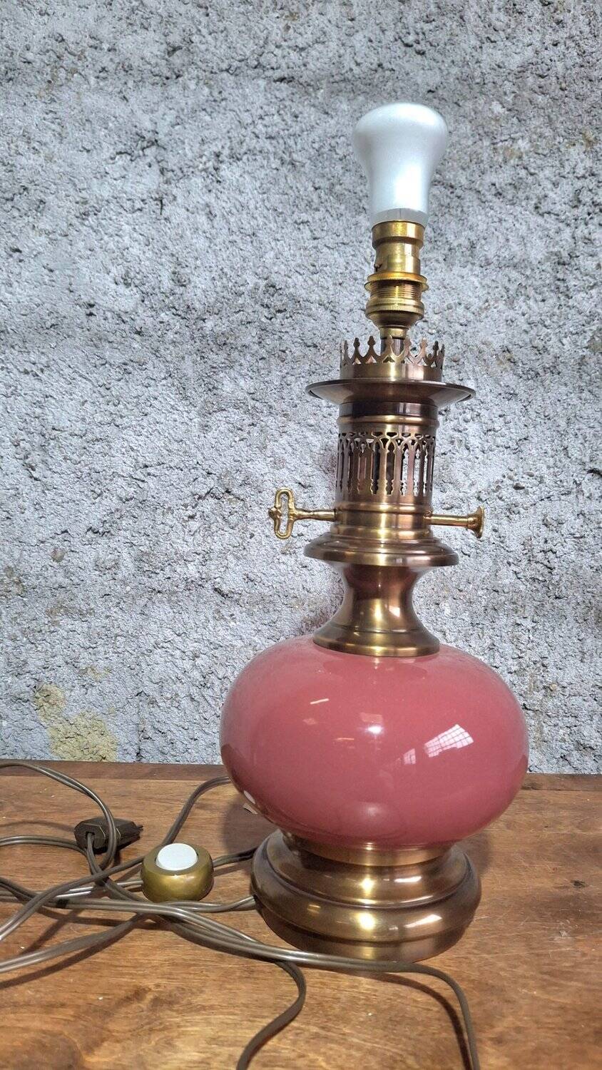 Neo-Victorian table lamp with pink opaline glass and brass – Vintage 1970s