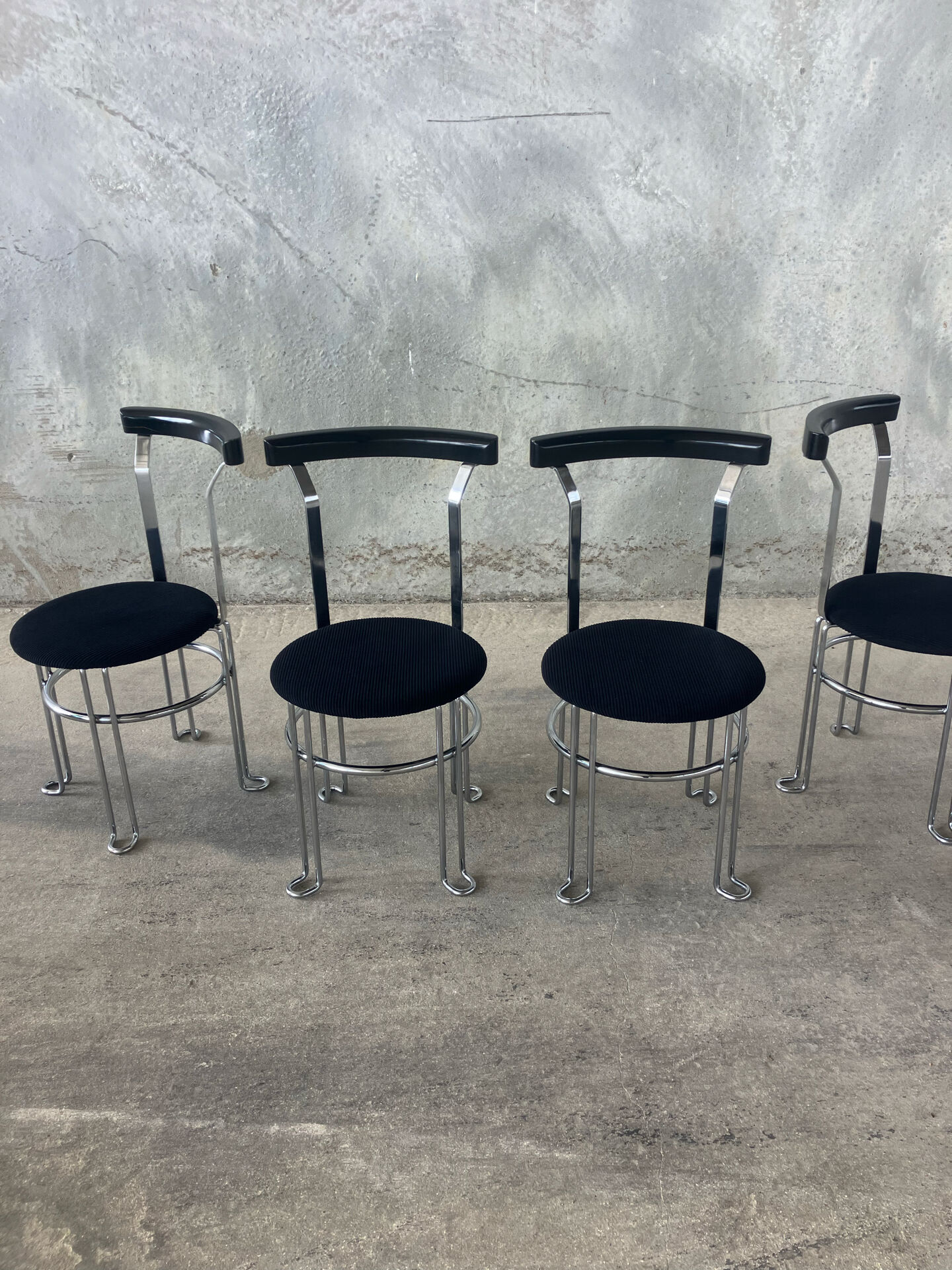 4 chaises postmodernes, 1980